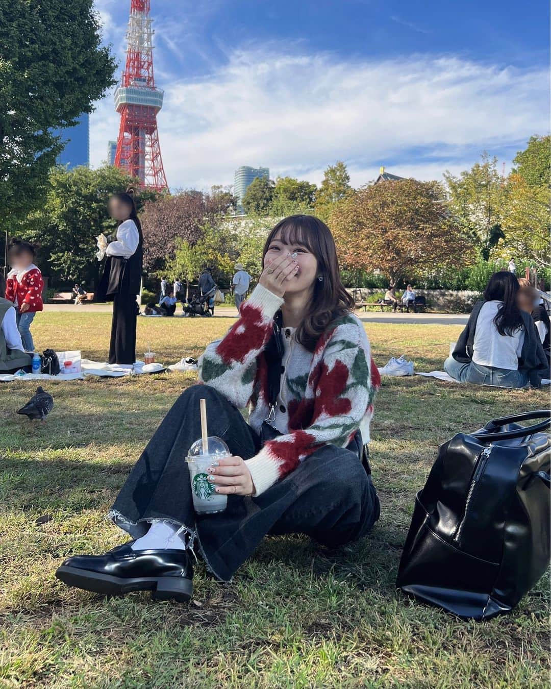 吉次玲奈さんのインスタグラム写真 - (吉次玲奈Instagram)「🗼❤️  涼しくてピクニック日和だった☺️  cardigan: @vannie__u  denim: @casa_fline @yanuk_official   #芝公園 #芝公園ピクニック #東京タワー #東京タワー🗼 #カーディガン #カーディガンコーデ #デニムコーデ #デニム #ピクニック #秋コーデ #秋服 #秋服コーデ #秋 #prada #pradabag #プラダバッグ #プラダローファー #ローファー #ローファーコーデ #シミラールック #シミラー #芝公園グルメ #東京観光 #東京 #tokyo #miumiu #celine」10月13日 20時07分 - rena_yoshitsugu