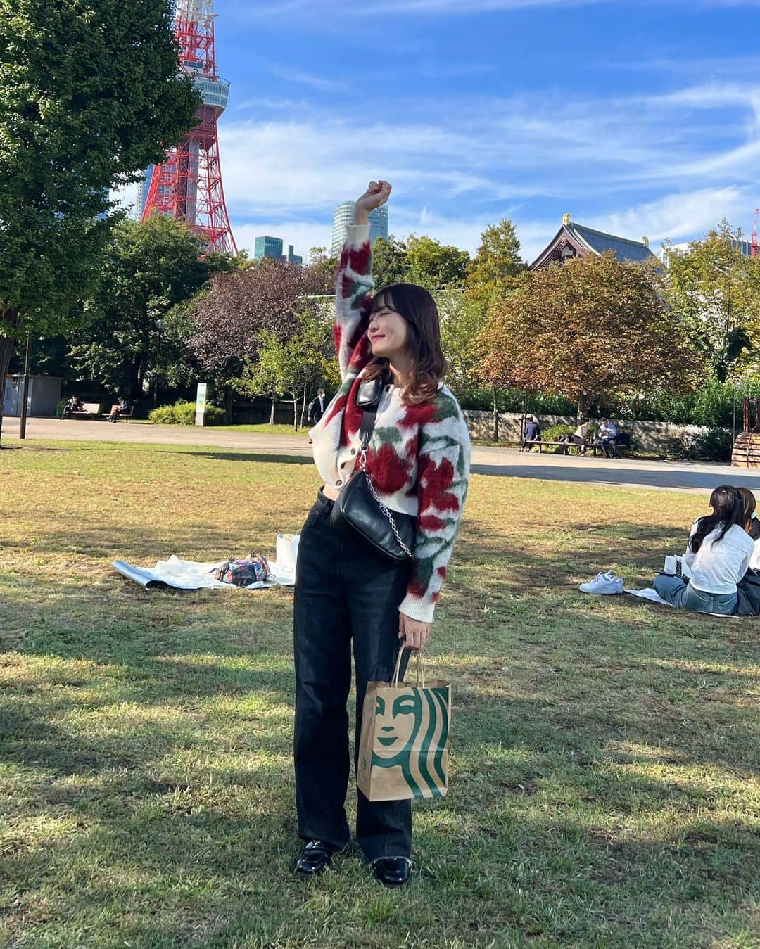 吉次玲奈さんのインスタグラム写真 - (吉次玲奈Instagram)「🗼❤️  涼しくてピクニック日和だった☺️  cardigan: @vannie__u  denim: @casa_fline @yanuk_official   #芝公園 #芝公園ピクニック #東京タワー #東京タワー🗼 #カーディガン #カーディガンコーデ #デニムコーデ #デニム #ピクニック #秋コーデ #秋服 #秋服コーデ #秋 #prada #pradabag #プラダバッグ #プラダローファー #ローファー #ローファーコーデ #シミラールック #シミラー #芝公園グルメ #東京観光 #東京 #tokyo #miumiu #celine」10月13日 20時07分 - rena_yoshitsugu