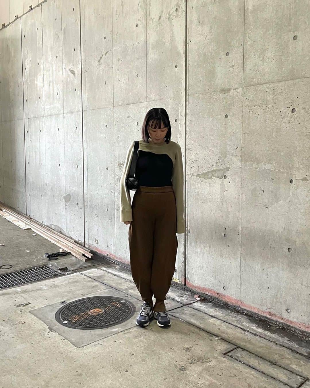 勝田里奈のインスタグラム：「@poff_official 🩶  American sleeve rib tank  Black / F  Bulge knit pants  Brown / F  #poff_official」