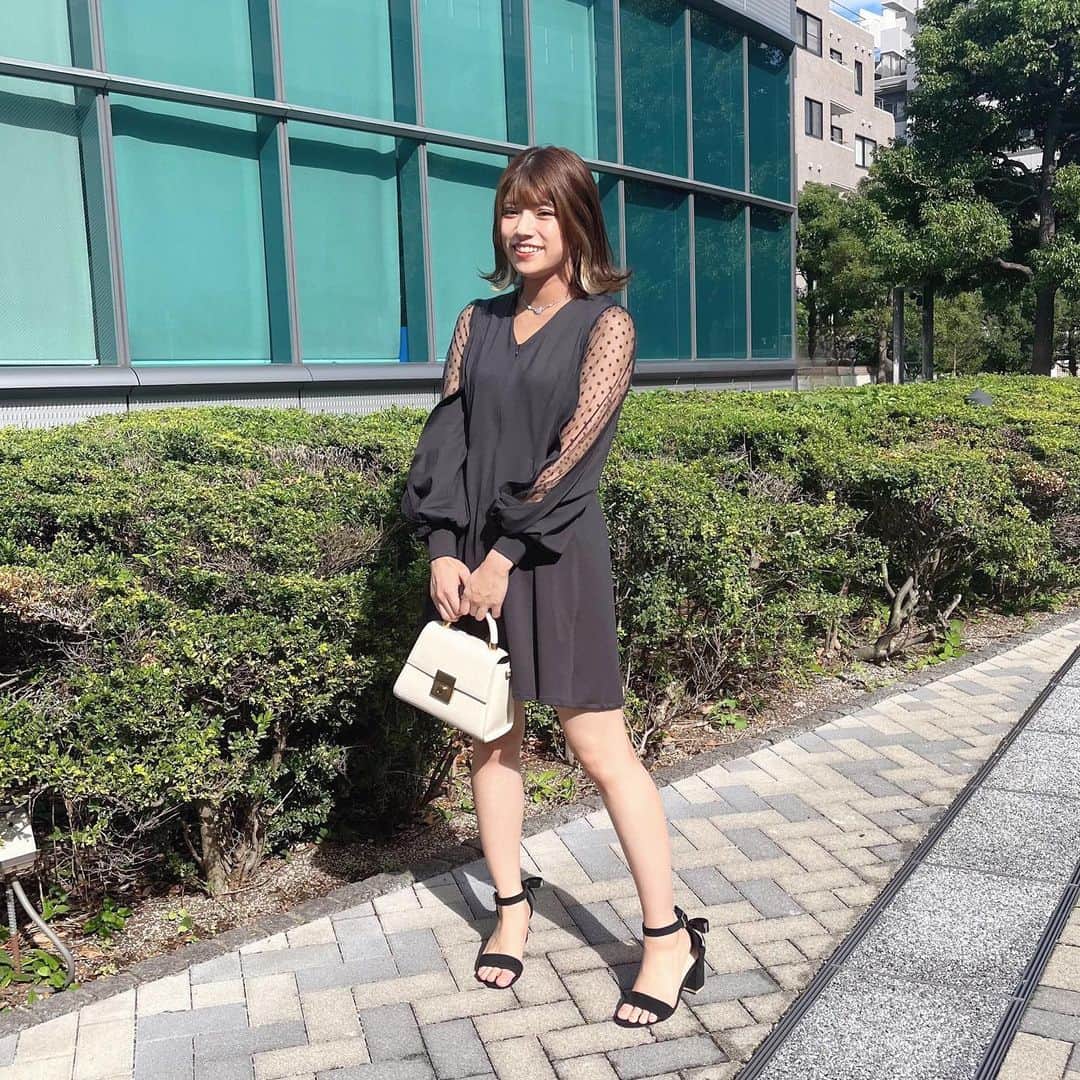 福山あさきさんのインスタグラム写真 - (福山あさきInstagram)「ガーリーなドレスを着てお出かけ⸜🌷︎⸝‍  ドットシースルーの袖部分が、ぽわんっとしてるのが可愛いくてお気に入り☺️  ドレスのシルエットが綺麗で美しい🫶  後ろに大きなリボンがあって、後ろ姿までかわちい…髪長かったらアップスタイルにして着たい🤦‍♀️💕  dress @fashionfan__official  ストーリーにリンク貼ったので見てね🍋   #PR #パーティードレス #パーティドレス  #結婚式コーデ #二次会コーデ #ドレス #コーデ #二次会 #お呼ばれコーデ #オケージョン #結婚式  #fashionfan」10月13日 20時08分 - fukuyama_asaki