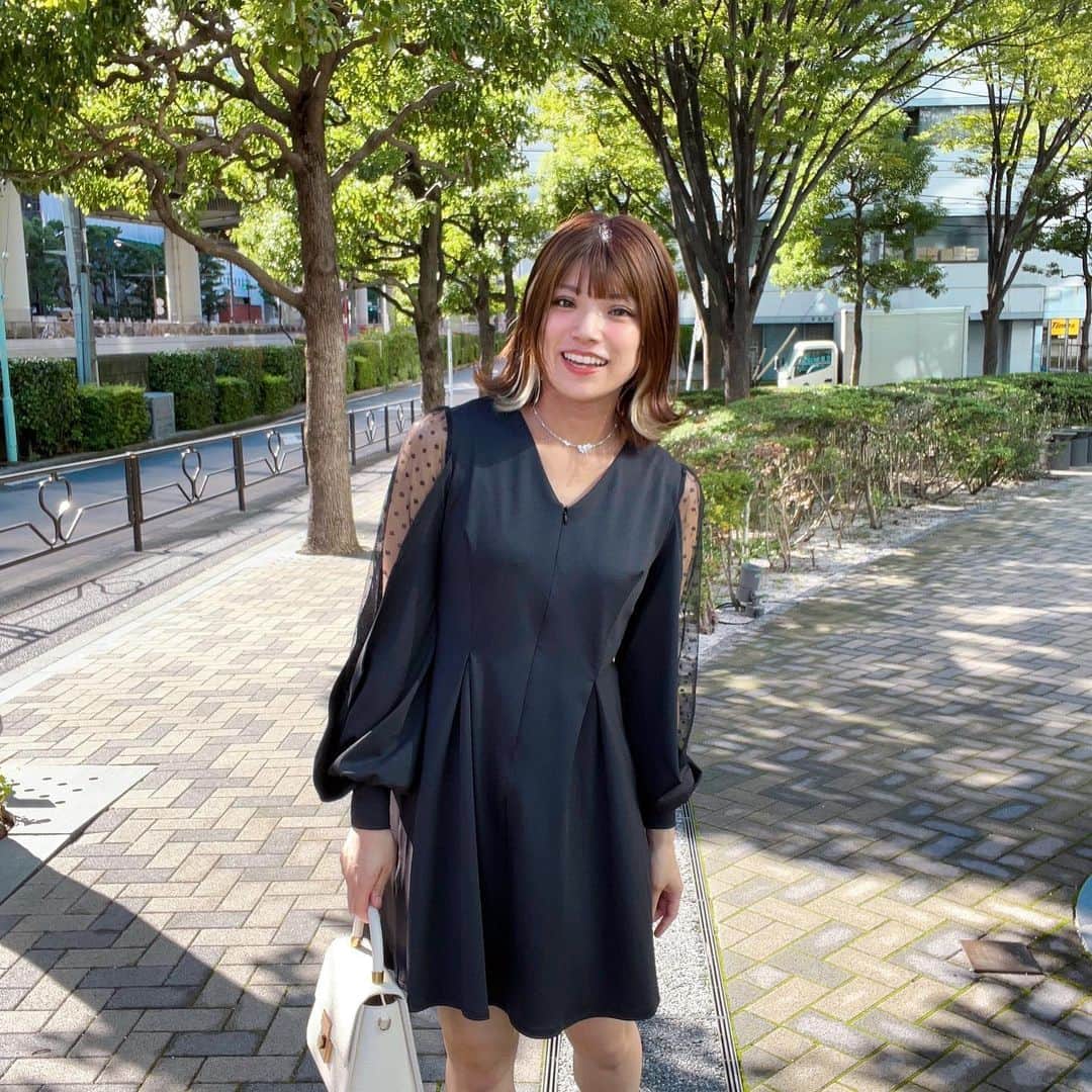 福山あさきのインスタグラム：「ガーリーなドレスを着てお出かけ⸜🌷︎⸝‍  ドットシースルーの袖部分が、ぽわんっとしてるのが可愛いくてお気に入り☺️  ドレスのシルエットが綺麗で美しい🫶  後ろに大きなリボンがあって、後ろ姿までかわちい…髪長かったらアップスタイルにして着たい🤦‍♀️💕  dress @fashionfan__official  ストーリーにリンク貼ったので見てね🍋   #PR #パーティードレス #パーティドレス  #結婚式コーデ #二次会コーデ #ドレス #コーデ #二次会 #お呼ばれコーデ #オケージョン #結婚式  #fashionfan」