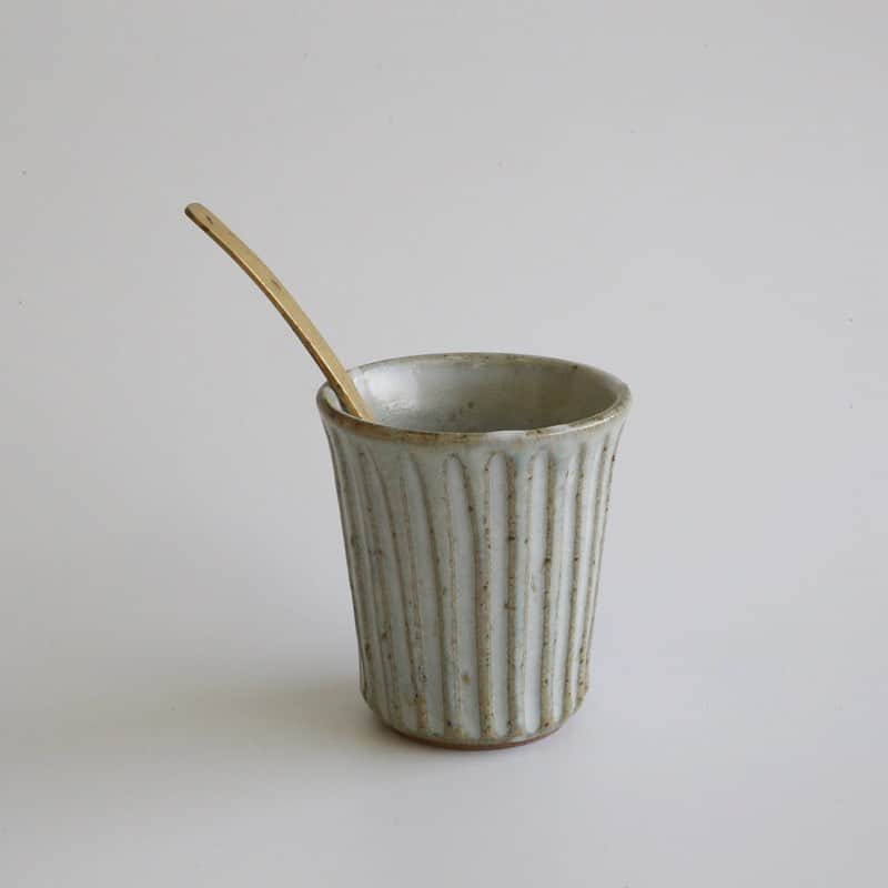 moyaisのインスタグラム：「ひとつひとつ手で施された鎬と柔らかい糠釉の白に温もりを感じる、かじや窯のフリーカップ。釉薬に浮き出た点が味わい深く、ティータイムが楽しみになりそうです。  #yaora #美しい暮らしの良品  #熊本 #かじや窯 #うつわ」