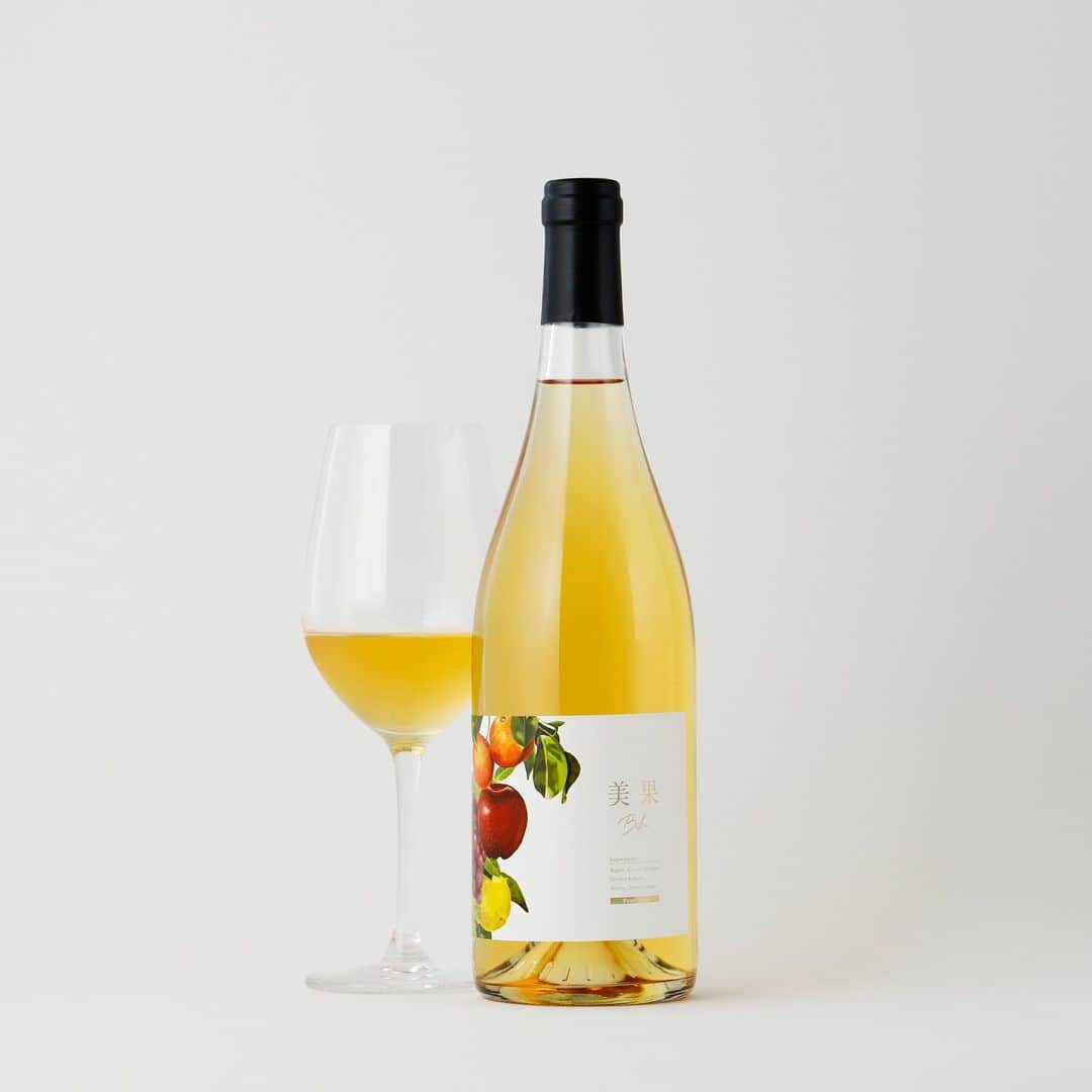 KURAND@日本酒飲み放題さんのインスタグラム写真 - (KURAND@日本酒飲み放題Instagram)「国産果実のフルーツワイン  『 美果 』 ─ ビカ ─  リンゴとブドウとミカンとカボス。  国産果実ブレンドで魅惑の美味しさ。 蜂蜜と黒糖が深みのアクセント。  その味わい、どこまでも美しい…。  _____ 新しいお酒との出会いがたくさん！ 他のお酒や企画はプロフィールのURLから → @kurand_info _____  お酒にまつわる情報を発信中！ お酒好きな方、フォローもぜひ。」10月13日 20時08分 - kurand_info