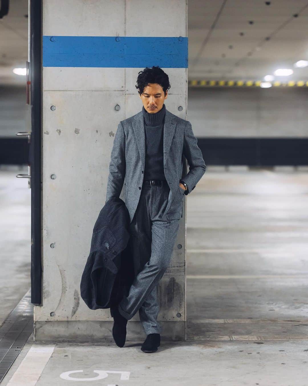 のインスタグラム：「Shades of GRAY"MILA SCHON MILANO" Styling④⬅︎⬅︎⬅︎swipe left  グレーの千鳥格子のフランネルスーツに溶け込むようなグレーのニット、首元にネッカチーフを沿わせてほんの少しのアクセント。 冬のグレーグラデーションの装いで。  Tap for Brands ・ ITEM Suit： @milaschon.milano  Knit： @milaschon.milano  Necker chief ： @milaschon.milano  Belt： @thesole_official  Shoes： @churchs   ・ #milaschönmilano #suitstyle #classicmenswear #gentlemen #follow #influence #pr #bestoftheday #vintagewear #spezzatura #outfitmen」