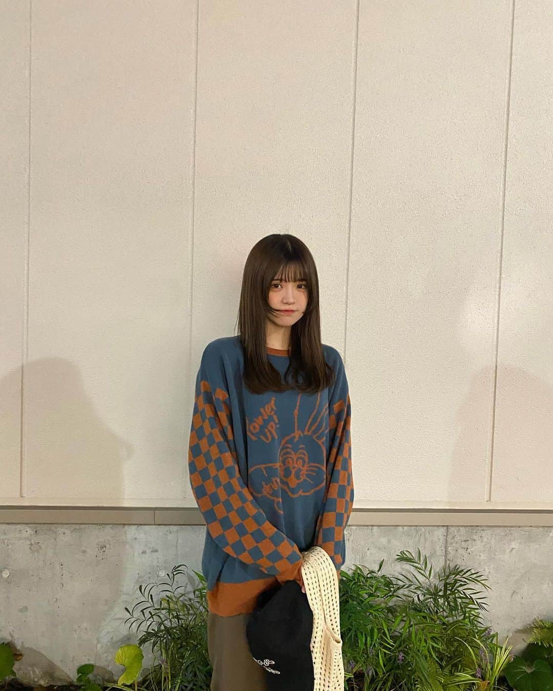 砂糖桃のインスタグラム：「外いるだけで金木犀の香りがして幸せ🫶🏻 秋感じるね〜🍂  knit @joueteofficial  色合いと大きいうさぎさんが可愛い🐰 着心地良くて暖かい🐑  #jouetie#jouetie_ootd #aAke #pr @jouetie_official」