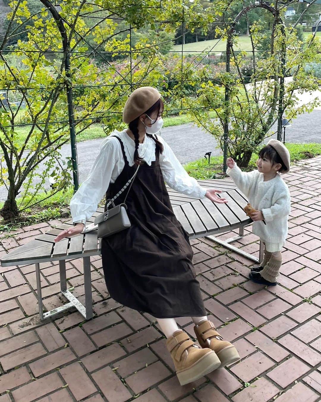 はやめいさんのインスタグラム写真 - (はやめいInstagram)「. フラワーパークに遊びに行った日は ブラウンやベージュ系のお洋服で リンクコーデしました 🌰🐿 ̖́-  去年娘っちとふたりでUGGのブーツを 履いていたのですがサイズアウト してしまったので今年も 購入しようとおもっています🛒🎀  bag @cafune.official   届いてから使うのを楽しみに していたカバンをおろしました (˶՞･֊･՞˶)  Cafuneのbagははじめて 使いましたがすごく気に入って しまいました 🎶 ( *ᐢ´꒳`ᐢ* )  #mycafune #カフネバッグ#pr #こども #こどものいる生活#シングルマザー#シンママ#シンママライフ#こどものいる暮らし#キッズ#ママスタグラム#２歳8ヶ月#むすめふく#プチプラコーデ#mamagirl#ママファッション#ママコーデ#親子服#親子コーデ#キッズコーデ#uggブーツ#ugg」10月13日 20時09分 - haya.mei