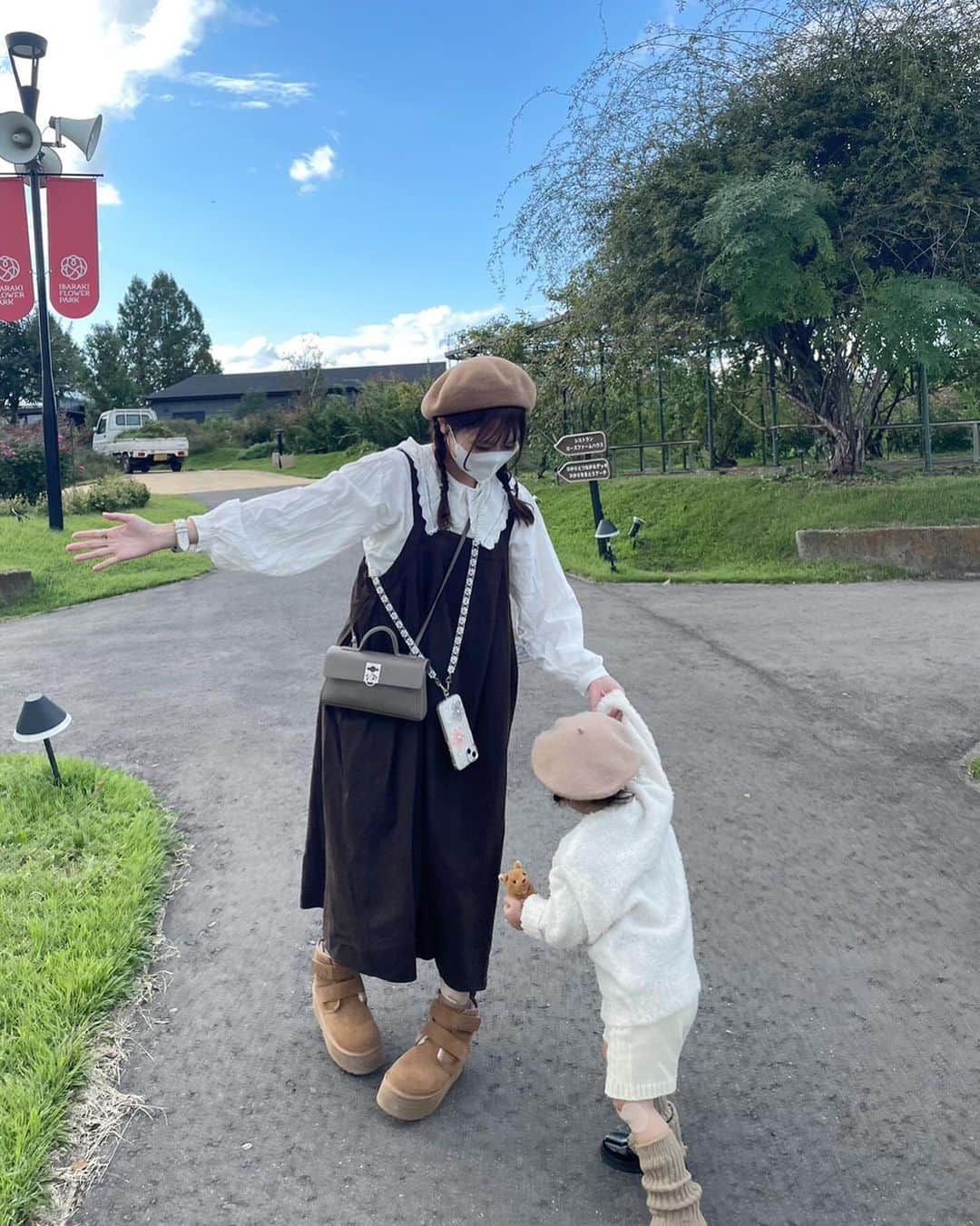 はやめいさんのインスタグラム写真 - (はやめいInstagram)「. フラワーパークに遊びに行った日は ブラウンやベージュ系のお洋服で リンクコーデしました 🌰🐿 ̖́-  去年娘っちとふたりでUGGのブーツを 履いていたのですがサイズアウト してしまったので今年も 購入しようとおもっています🛒🎀  bag @cafune.official   届いてから使うのを楽しみに していたカバンをおろしました (˶՞･֊･՞˶)  Cafuneのbagははじめて 使いましたがすごく気に入って しまいました 🎶 ( *ᐢ´꒳`ᐢ* )  #mycafune #カフネバッグ#pr #こども #こどものいる生活#シングルマザー#シンママ#シンママライフ#こどものいる暮らし#キッズ#ママスタグラム#２歳8ヶ月#むすめふく#プチプラコーデ#mamagirl#ママファッション#ママコーデ#親子服#親子コーデ#キッズコーデ#uggブーツ#ugg」10月13日 20時09分 - haya.mei