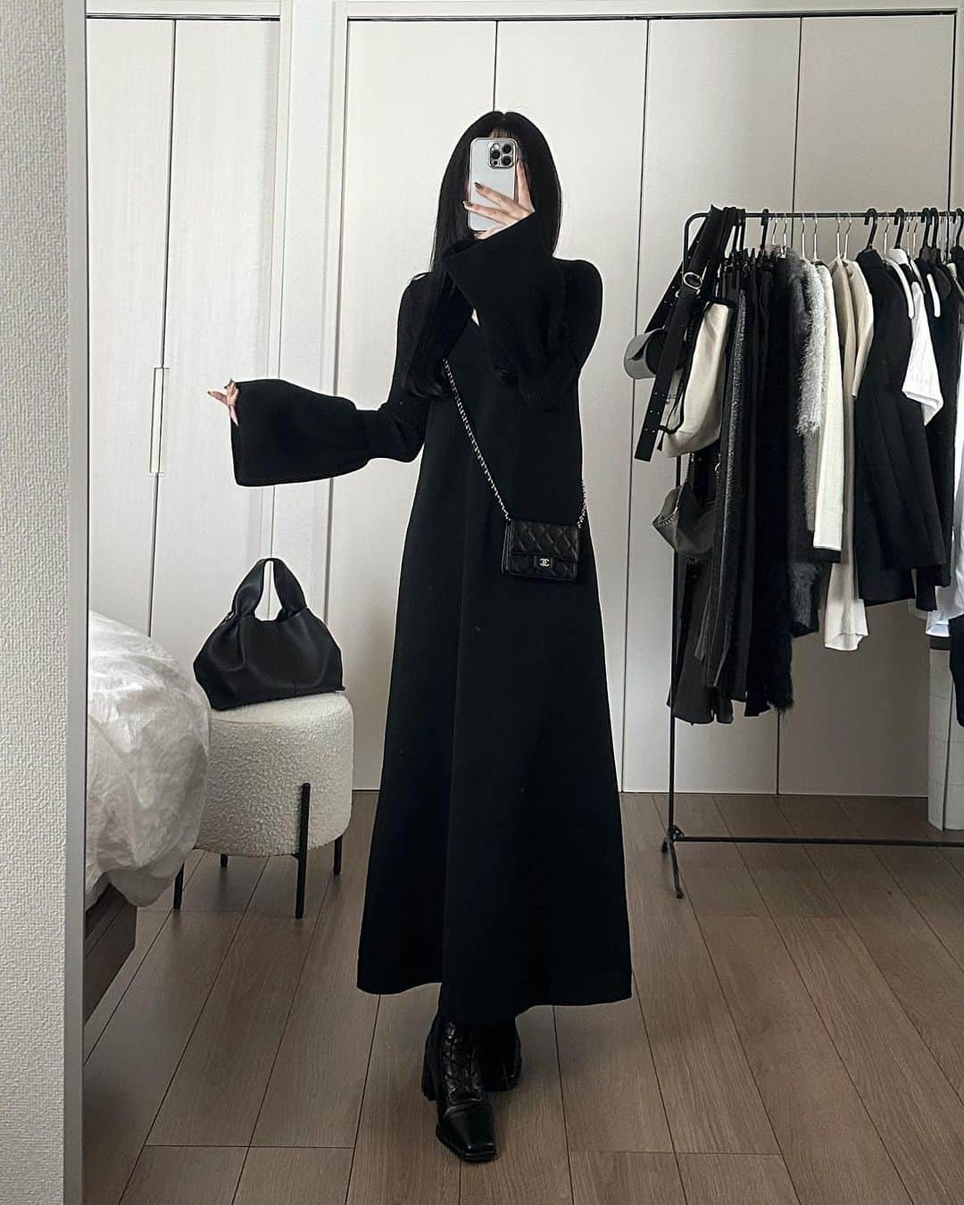 りぃのインスタグラム：「black dress🩶ベルスリーブが可愛いニットワンピ。低身長さん向けのSPサイズがぴったりでした〜♡  Aラインだけど広がりすぎないシルエットだから 着膨れしがちの低身長でもスラリと見えるし、 こんなに綺麗めに見えるのに 締め付け感も全然なくストレスフリーな着心地に感動です…🫶🏻  デイリーにもおでかけにも着まわせるアイテム ジャケットやキラキラのバッグ(ハイライトのselectをチェックしてね！)も映えるので、 色んなコーデが楽しめそう。嬉しい☕️  ㅤㅤㅤㅤㅤㅤㅤㅤㅤㅤㅤㅤㅤ ・ベルスリーブフレアシルエットニットワンピース (サイズ:SP 151cm) @titivatejp  ㅤㅤㅤㅤㅤㅤㅤㅤㅤㅤㅤㅤㅤㅤㅤㅤㅤㅤㅤㅤㅤㅤㅤㅤㅤㅤ  ㅤㅤㅤㅤㅤㅤㅤㅤㅤㅤㅤㅤㅤ ㅤㅤㅤㅤㅤㅤㅤㅤㅤㅤㅤㅤㅤ #titivate #ティティベイト #titivatestyle #タイアップ#ベルスリーブフレアシルエットニットワンピース#低身長コーデ #低身長ファッション #小柄コーデ #小柄女子 #小柄ファッション #ootdfashion#simpleoutfit#simplefits#simpleoutfit#outfitinspo #fallfashion #fallstyle#blackoutfit」