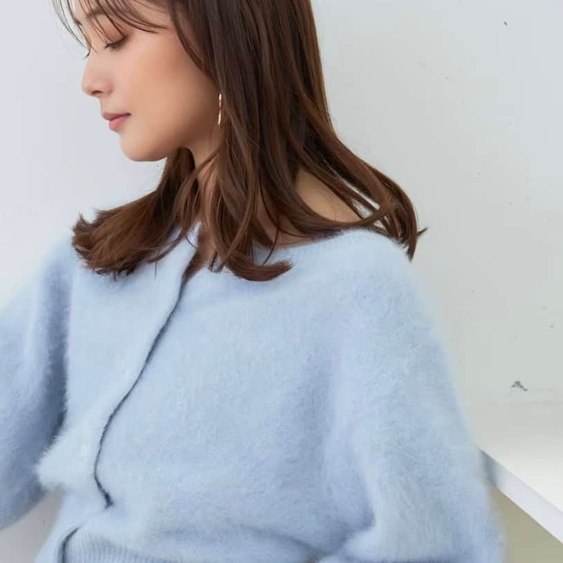 MERCURYDUOのインスタグラム：「《 HOTITEM 》 今季トレンドの“ふわふわ”アイテム ⁡ ／ 　 　スタイリスト/骨格アナリスト 　たなべさおりさん @tanaberian 監修 　 　自分史上最高の着映えニットに出会える 　骨格別おすすめアイテムを使ったコーデのご紹介 ＼　 ⁡ 本日18時よりライブ配信&WEBページにて ご紹介いたしました。 ⁡ ⁡ ライブのアーカイブやページCHECKは @mercuryduo_com のトップURL またはストーリーハイライトから✔︎ ⁡ ⁡ ⁡ ⁡ ⁡ アイテム詳細は投稿の商品タグ、 または @mercuryduo_comのトップURLからCHECK！ ⁡ ⁡ ※人気アイテムは数に限りがありますのでお早めに ⁡ ⁡ ＿＿＿＿＿＿＿＿＿＿＿＿＿＿ ㅤ ⁡ 人気スタッフのコーディネートはこちら ▶︎ @mercuryduo_styling  ⁡ #MERCURYDUO #マーキュリーデュオ #公式通販runwaychannel ⁡ ＿＿＿＿＿＿＿＿＿＿＿＿＿＿ ㅤ #骨格診断#骨格ストレートコーデ #骨格ウェーブコーデ#骨格ナチュラルコーデ #ふわふわ#ふわふわニット#カーディガンコーデ #シャギーニット#ミニワンピ#肌見せ#オフショル #olコーデ#きれいめコーデ#デートコーデ  #ミニワンピース#カフェコーデ#ランチコーデ」