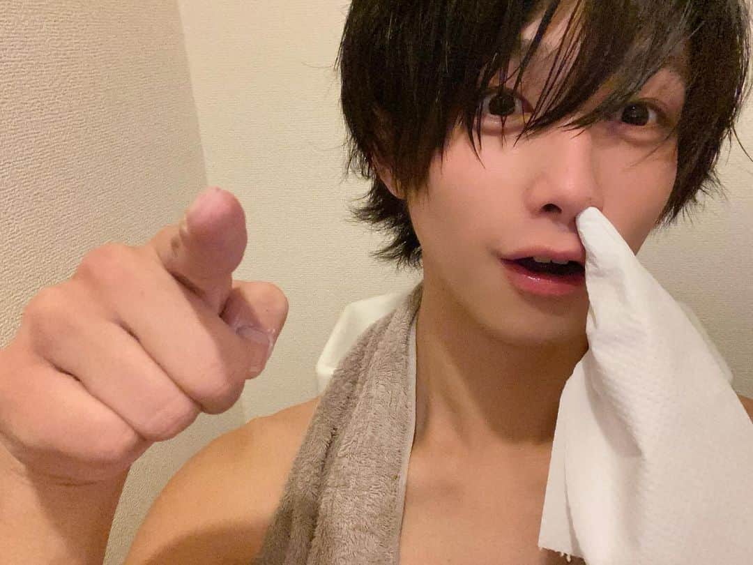 若槇太志郎のインスタグラム：「.  これストーリーの質問返しのために  適当に撮ったのに  人気だったから  投稿シチャウ！！！笑笑😛  毎日2回鼻血出る」