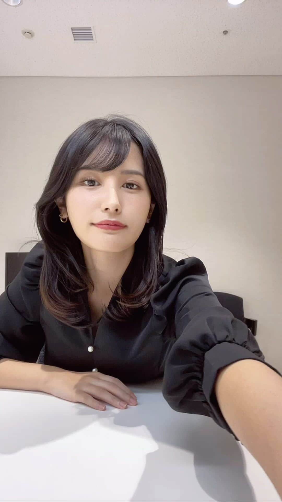 池谷実悠のインスタグラム：「こんばんは🌙🐈‍⬛  今日は黒の衣装です。 よろしくお願い致します。  #テレ東 #アナウンサー」
