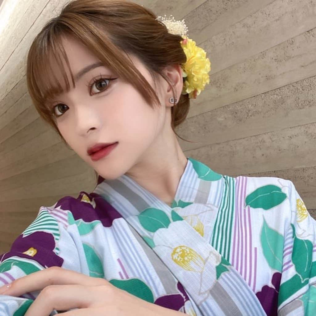 久保はるかのインスタグラム：「少し前になっちゃったけど…  夏ぽいことできてよかった1日💚🎆  髪が明るいから明るめの浴衣着れて嬉しかったっ  この浴衣でデコチェキ作って特典会で販売してるのでみんなゲットしてねっ まだ在庫あるよん📷🩷  ちなみに通常のデコチェキも可愛くできてるから要チェック♡✔︎  #浴衣 #浴衣ヘアアレンジ #浅草#着物レンタル #着物女子」