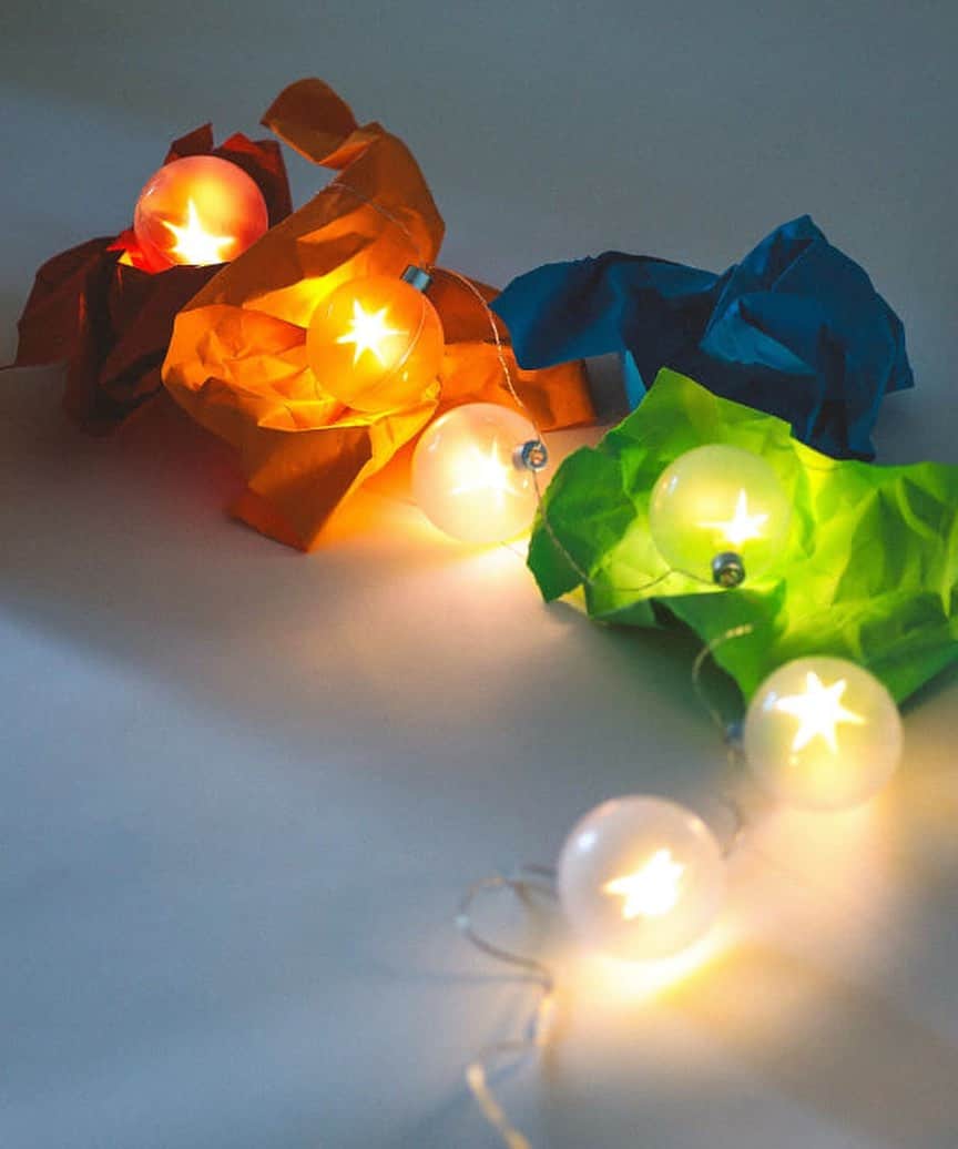 BEAMS ZAKKAのインスタグラム：「. SPARKLE / LED ストリング ライト ¥5,720 （税込）  オーナメントが"STAR"と"FLOWER"の形に光る、LEDストリングライトです。ボールの内側に細かなプリズム模様が付いていて、光の屈折によって星や花の形状に発光する仕組み。点滅せずにやわらかく光る様子は、一般的なクリスマス用ライトよりもおだやかなムードを作り出します。LEDライトなので熱を持たないことに加え、プラスチック製ボールを採用しているので、お子さまやペットがいるご家庭でも安心。電池式とUSB入力が両方使えるため、自由自在にレイアウトできるのも嬉しいポイント！一年中飾っておきたい、インテリアオブジェです。  【仕様・詳細】 ・ボール素材：プラスチック ・駆動方法：USB Type-A入力または単三型乾電池×3本(別売) ・タイマー機能(電池使用時のみ)：スイッチを「TIMER」に合わせると、その時間から6時間点灯して消灯、消灯から18時間誤にまた点灯します。 例）夕方18時点灯→0時消灯→翌日18時点灯。 (電池残量がある限りタイマー機能を繰り返します) ・セット内容：本体×1、電池ボックス×1、吊り下げ用フック×1  #beams #bprbeams #ビームス #stringlights」