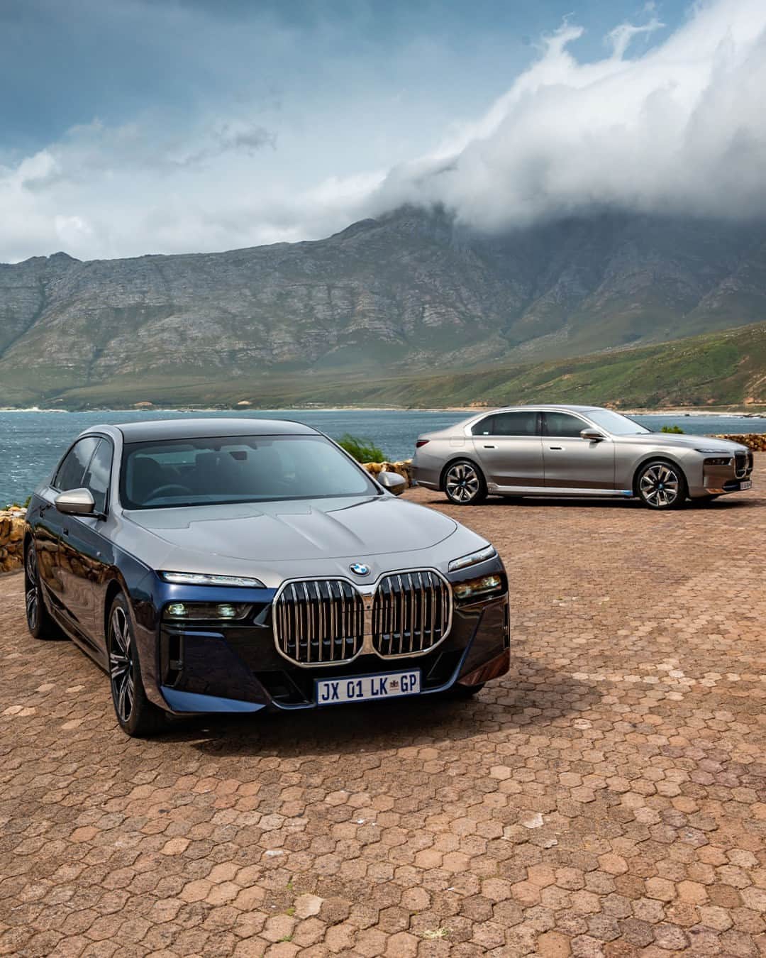 BMWさんのインスタグラム写真 - (BMWInstagram)「Couples retreat 🥰  The BMW 7 Series and the BMW i7. #THE7 #THEi7 #ThisIsForwardism #BMW #BornElectric #BMWElectric __ BMW 740i Sedan: Combined fuel consumption: 8.0–7.0 l/100 km. Combined CO2 emissions: 183–159 g/km. BMW i7 xDrive60: Combined power consumption: 19.6–18.4 kWh/100 km. Combined CO2 emissions: 0 g/km. Electric range: 590–625 kilometers. All data according to WLTP. Further info: www.bmw.com/disclaimer」10月13日 20時15分 - bmw