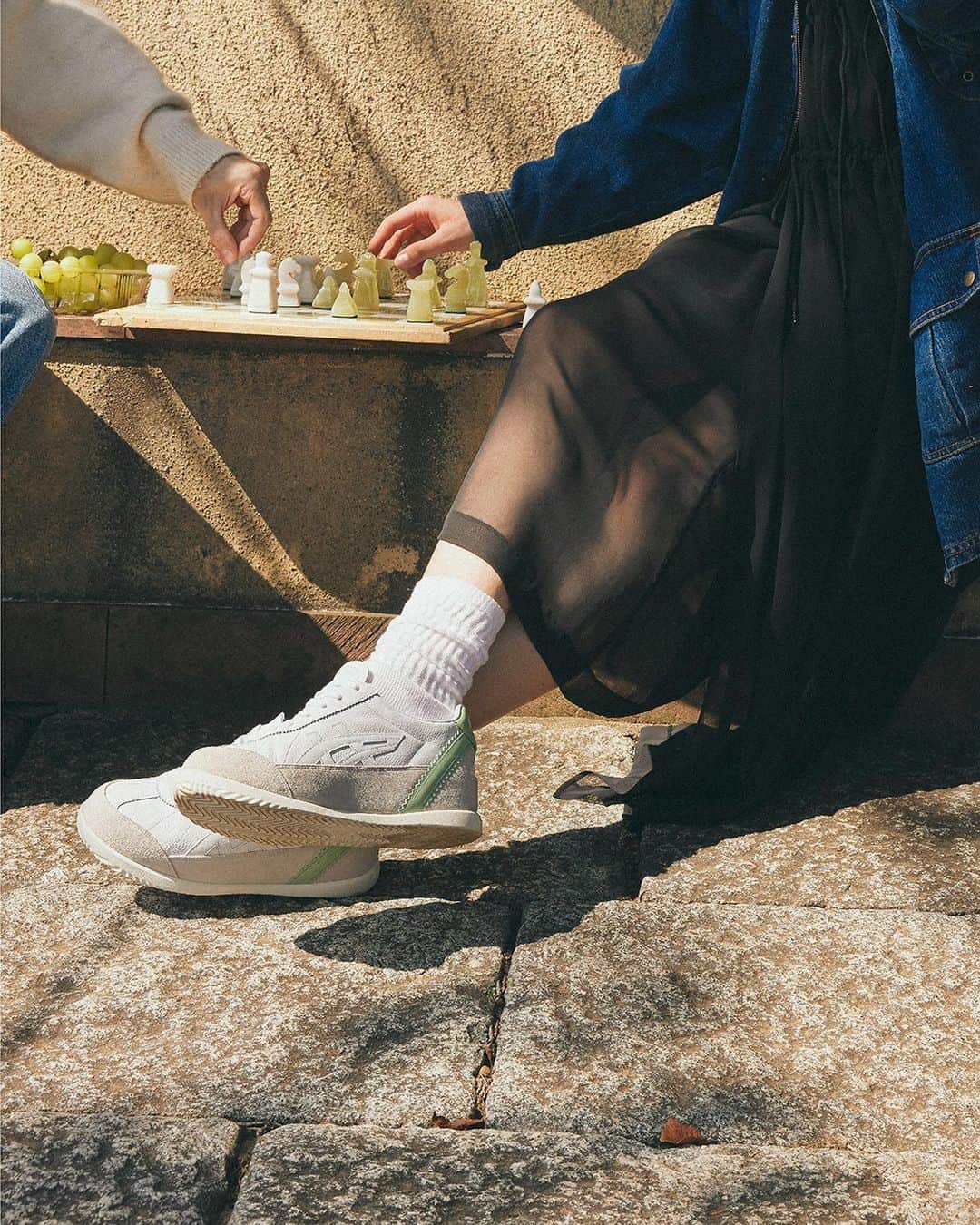 オニツカタイガーのインスタグラム：「. 足もとに新たなスタイルを。 新モデル #MOLLETY 誕生。  #OnitsukaTiger #オニツカタイガー」