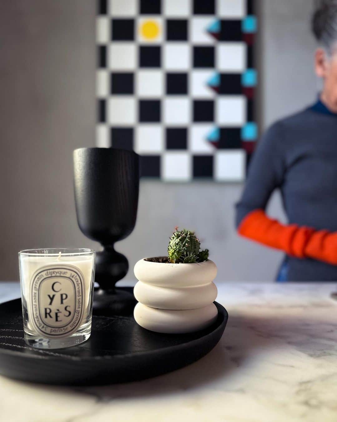 内藤朝美のインスタグラム：「秋の訪れと共のお気に入りのニットと @diptyque のデコレーションコレクションの「FLAME&SMOKE」とパチリ📸  特に炭化した木材で作られたトレイがどんな物を置いても素敵に引き立ててくれて気に入っています🖤  #diptyqueparis  #diptyque  #flameandsmore  #フレームアンドスモーク #PR」