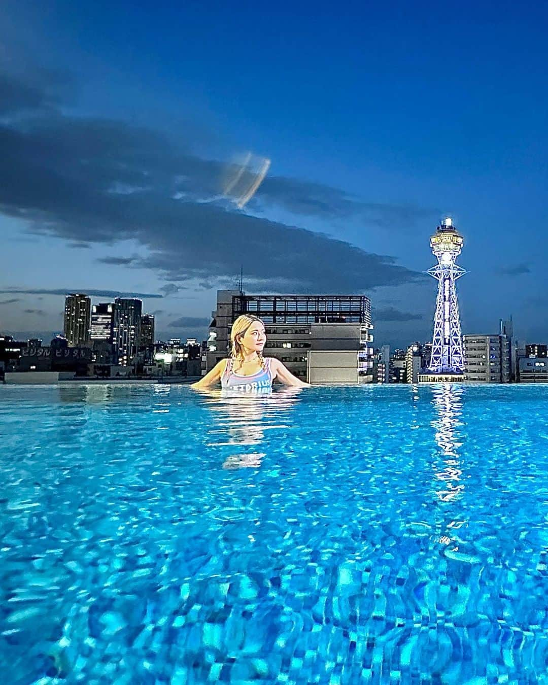 YuhKawasakiさんのインスタグラム写真 - (YuhKawasakiInstagram)「📍SPA WORlD 大阪で唯一無二のインフィニティプール💙 昼、夕、夜どれも素敵✨ ： ： ： ： ： ： ： #spaworld #スパワールド#インフィニティプール #大阪プール#通天閣#大阪ホテル#大阪観光#大阪旅行#ルーフテラス#大阪インフィニティプール#温水プール#新世界#shinsekai#tsutenkaku #osakatravel #osakatrip #スパワールド世界の大温泉 #屋上プール#大阪温泉#温泉巡り #大阪デート #スクール水着 #通天閣🗼 #ナイトプール #プール遊び #関西デート #関西旅行 #関西写真部 #大阪映えスポット #大阪デートスポット」10月13日 20時23分 - yuhkawasaki