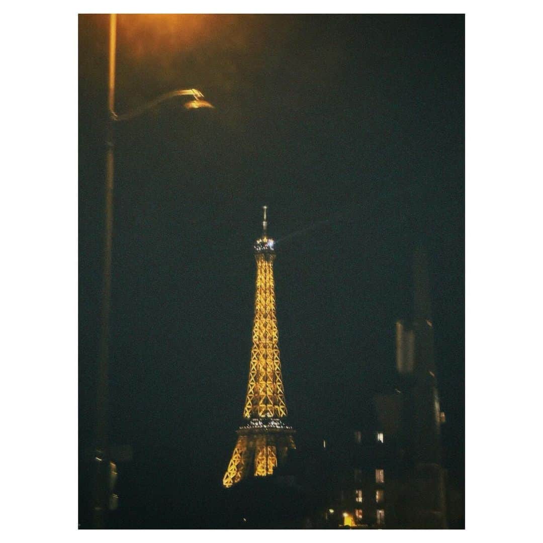 鈴木えみさんのインスタグラム写真 - (鈴木えみInstagram)「先月はパリで開催されたイベントに参加させていただき、改めて貴重な体験でした👼🏻💞 「美×アート」な #ルーヴルコレクシオン がいよいよ本日10/13から限定発売〜！ アイ&フェイス パレットは普段メイクにレイヤーするだけで上質な質感にしてくれます✨ パリのときはセルフメイクでグリーンをメインに使いました💚質感がとにかくキレイなので、目尻とか下瞼にちょこっと置くだけでも格が上がる感じ❣️ ルージュはクリーミーなつけ心地で4色展開、捨て色無し！！私のお気に入りは200と196💋瞬時にオーラのある顔になるよ👑 美容液のジェニフィックの限定パッケージもスキンケアコーナーに鎮座してくれていて、これらを使うたびにパリを思い出せるの最高🫶🏻😍 ㅤㅤㅤ #ランコム #LancomexLouvre #lancomemakeup #PR #lancomepartner」10月13日 20時23分 - emisuzuki_official