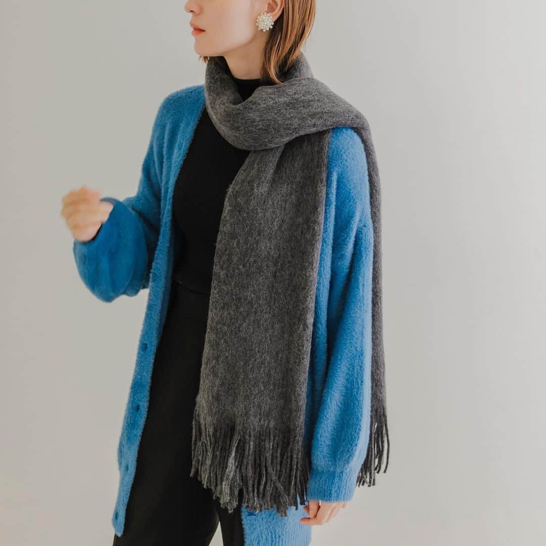 のインスタグラム：「［new in］  ソフトボリュームマフラー ¥2,750(tax incl.)  フワッとボリュームのあるフリンジマフラー。ちくちくしにくい肌当たりの良い素材で、着け心地も気持ち良いアイテムです🧣  ＿＿＿＿＿＿  #smellyjp#accessory#stole」