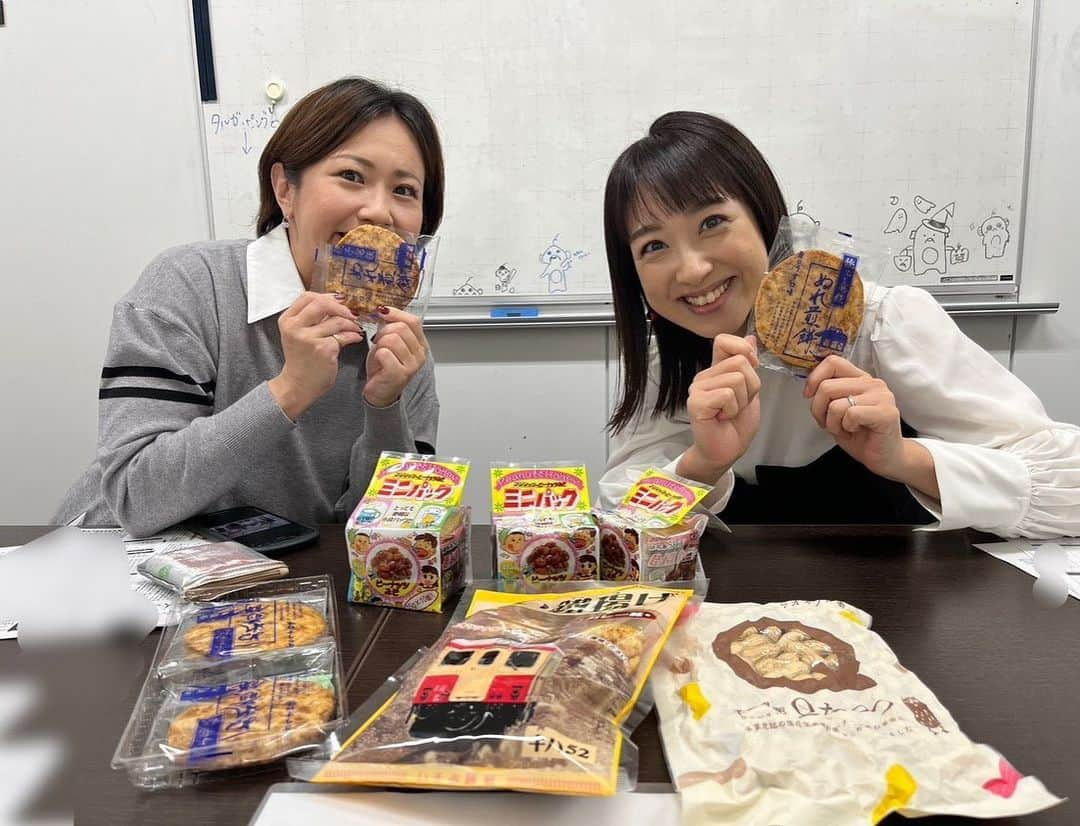 川田裕美さんのインスタグラム写真 - (川田裕美Instagram)「『newsおかえり』金曜日でご一緒している小島よしおさんから、千葉の美味しいものいっぱい差し入れしていただきましたー！✨三輪記子先生のテンションも上がっておりました✨🥰」10月13日 20時25分 - hiromikawata163