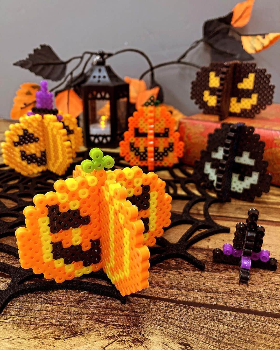 PerlerbeadsJP（パーラービーズ）のインスタグラム：「🎃🎃🪔 今月末はハロウィン😆✨そこで今日は10月14日発売の新色を使った、いろいろなジャック・オ・ランタンをご紹介します🤩  こちらの作品では、ひまわり,ココア,エバーグリーン,グラスグリーンを使っていますよ♬ぜひ作って飾ってハロウィンをお楽しみ頂けたら嬉しいです🎃✨  図案シートはプロフィールのリンクからぜひご覧ください🧛 ▷ @perlerbeads_jp  また、ハロウィンモチーフの投稿は、上部の「まとめ」（開いた本のマーク📖）にて一覧掲載しています♪こちらも合わせてぜひご覧ください☺️  ※下絵シートをパソコン等で出力される際は、印刷設定を等倍にして頂きますと、プレートサイズとぴったりの状態でお楽しみ頂けます。 ……………………………………………………………… #おうち遊び #室内遊び #指先遊び #色遊び #季節の製作 #秋の製作 #ハロウィン製作 #製作遊び #ハロウィン #halloween #happyhalloween  #ハロウィンパーティー #トリックオアトリート  #おうちでハロウィン #ハロウィン飾り  #ジャックオランタン  #雨の日の過ごし方 #雨の日の遊び #子どもとの暮らし #ハンドメイド初心者 #子どものいる暮らし #おうち時間 #アイロンビーズ #ironbeads #perlerbeads #パーラービーズ #beadsart #アイロビーズ立体 @kawadatoys_official」