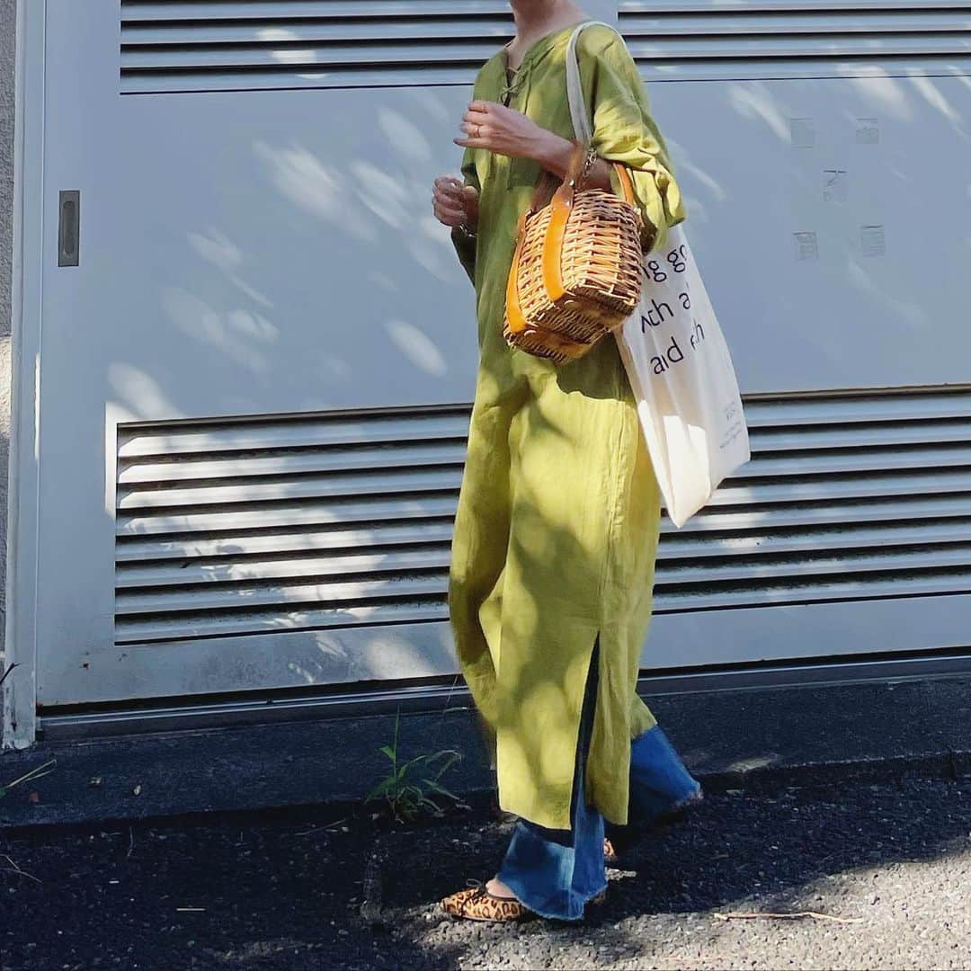 canariaさんのインスタグラム写真 - (canariaInstagram)「_  デニムにワンピースで ゆるっとカジュアル、 ワンピースは色に一目惚れして 数年前に購入したもの。  dress #slobeiena  denim #lowrysfarm  shoes #prettyballerinas  bag #fleastorevegetal  ecobag #urbanresearchdoors   #アラフィフファッション #50代ファッション #デニムスタイル #バレエシューズコーデ #canariacoordinates」10月13日 20時25分 - canaria_rs