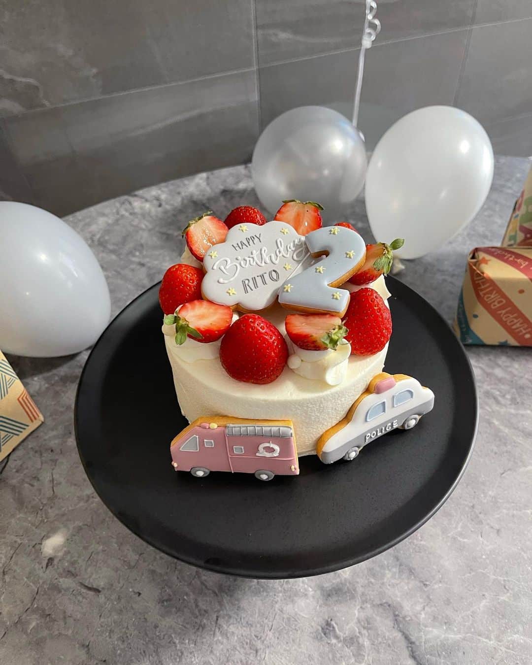 田中響子さんのインスタグラム写真 - (田中響子Instagram)「お誕生日ケーキに飾ったのは 天然色素のアイシングクッキー🚓🚑🚒 (出先で撮ったので 袋に入れたままなのが残念ですが)  Instagramで見つけた @mikan.no.ki.pan さんにお願いしました。 細かいところまでオーダーさせてもらって お気に入りがつまったクッキーたち。  見た目が可愛いだけでなく クッキー生地はもちろん美味しくて アイシング部分も天然色素ならではの 優しい風味があって◎  息子ははじめてのアイシングクッキー。 大好きな働く乗り物だから なかなか食べないかなと思ったら 喜びつつ、あっさり食べました🤍  3、4枚目の動画も見てね🎂」10月13日 20時31分 - coco.golf