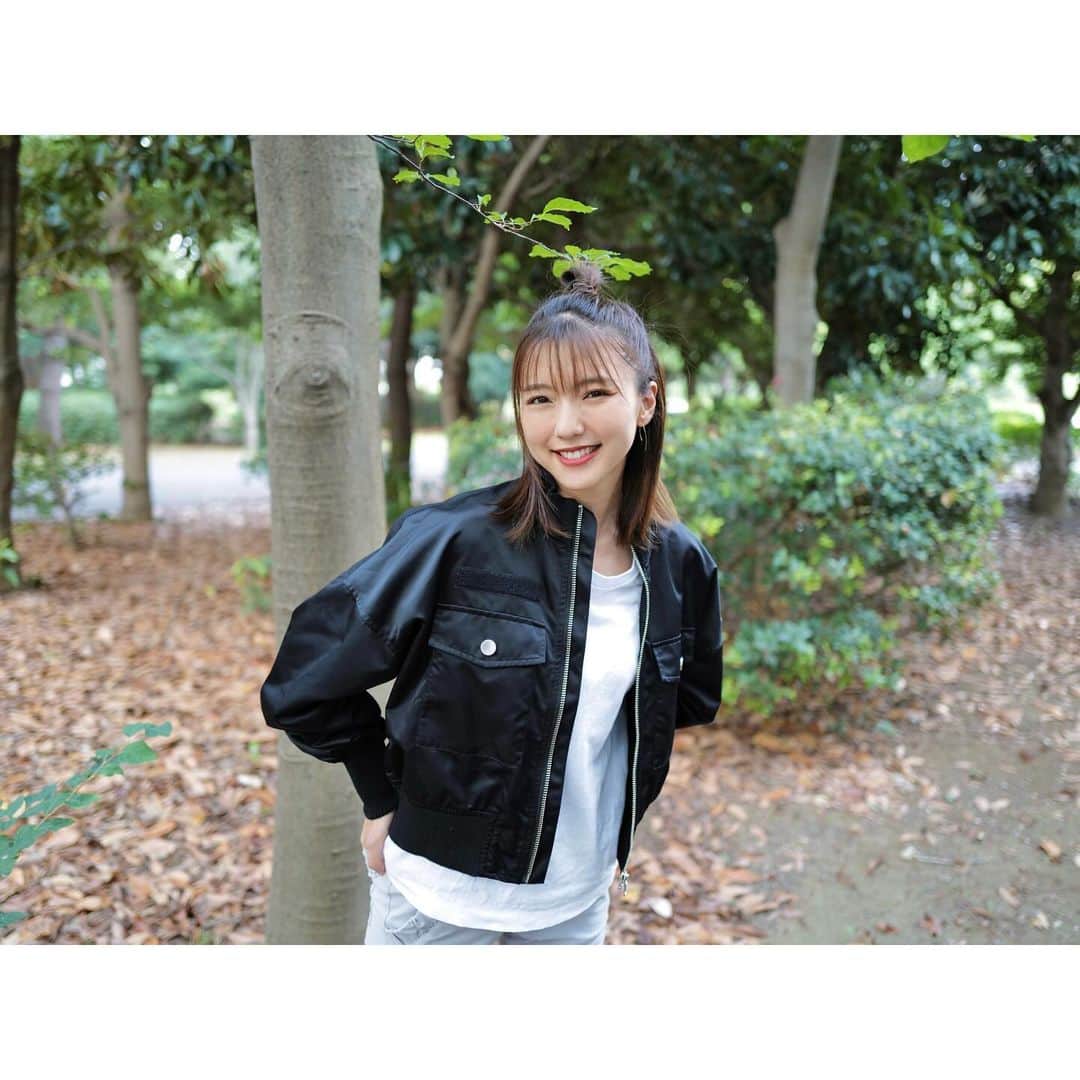 真野恵里菜のインスタグラム：「今日は13日です！！ オレンジページnetでの連載 「ふたりごはん日記」が掲載されました🍊 ( @orangepage_mag ) . . 今月は外食編なので 広尾にある「ベーカリー&カフェ沢村」に 朝ごはんを食べに行ったときのことを書いてみました🥐 とっても美味しくて幸せな気持ちになった朝でした☀️ . . 4枚目の写真は未公開カット！ 今回の服がかっこいい系だったから 思わずカッコつけてしまったけど オレンジページっぽくないなぁと思って編集部さんに送らなかった写真😂 たまにはこういう感じもあり？笑 . . 連載へのリンクはプロフィールのストーリーハイライト 「オレンジページ」にまとめてあります！ 読んでもらたら嬉しいです！🤍 #朝食 #モーニング #朝活 #パン屋さん #ある日の休日」