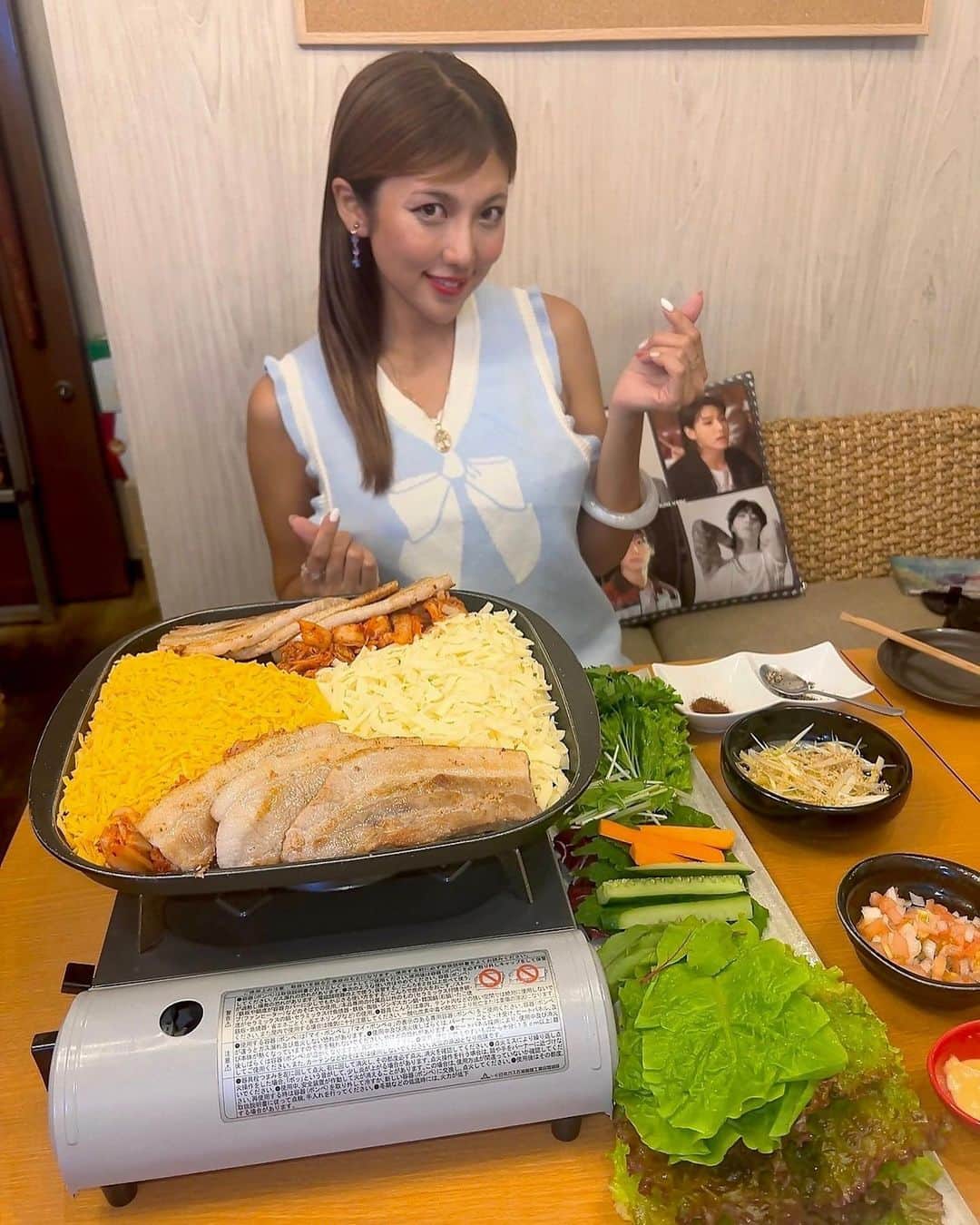 神谷麻美さんのインスタグラム写真 - (神谷麻美Instagram)「鍋料理#サムギョプサル専門店#なっさむ で、 十数種ものお野菜食べ放題ヘルシーサムギョプサルが含まれた#特別コース 食べたよっ🥰💖✨️  全部すごく美味かったぁ🥰💖✨️  肉寿司のお肉大きすぎて、目の前で炙ってくれて、感動🥰💖✨️  チヂミの自転車カッターも可愛いし、中にキムチチーズ入ってて、すごく美味しかったぁ🍕💖✨️   #チーズフォンデュサムギョプサル 、チーズ伸びるの楽しいし、美味しいっ💖✨️好き🧀🥰💖✨️ ソースもいろんな種類あって、野菜食べ放題だよ🥬💖✨️  卓上レモンサワーも甘くて美味しいっ🥰🍋💖✨️  🌸コース チーズフォンデュサムギョプサル チーズとろけるキムチチヂミ ハニーマスタードチキン 炙り肉寿司  極厚韓国ワッフル 卓上レモンサワー  K-popのMVがずっと流れてるから見ちゃうよね︎💕︎😍💖✨️  #韓国料理 美味しすぎる🥰💖✨️  PR @nassam_1  #池袋グルメ #池袋ディナー #池袋居酒屋 #池袋女子会 #池袋飲み放題 #nassam #池袋韓国料理」10月13日 20時29分 - asamice428