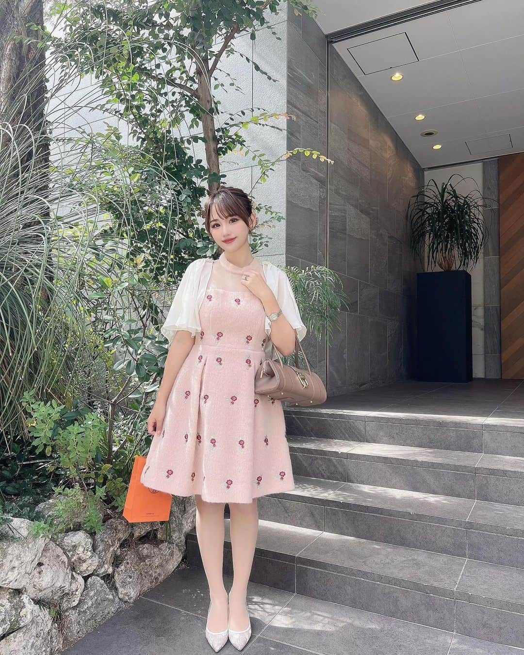 加藤里奈さんのインスタグラム写真 - (加藤里奈Instagram)「⋆  友達の結婚式へ参列しました♡ 笑いあり涙ありでとっても素敵な式だったꕀ  友達のお顔を載せていいか分からず 自分の姿ばかりですみません🥺😢  あぴとりなてぃもありがと♡  訪問着を着ようかと迷いましたが、 今回はドレスで👗🤍  ヘアアレンジは、 @daimon_shinya さん、 いつもありがとうございます🥰  #結婚式 #結婚式参列 #結婚式ヘアアレンジ #結婚式コーデ #結婚式お呼ばれ #結婚式場 #結婚式レポ #参列 #お呼ばれコーデ」10月13日 20時29分 - katoco0326