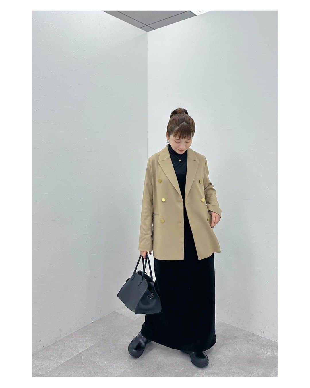 高山直子のインスタグラム：「これは昨日の私服🖤 インスタライブ登場も、私服からでした！ベロアワンピBLACK ver.😎 ジャケット、ワンピース、インナー 全てEiiS🫶 ベロアワンピ、カラーで迷うとライブでもコメントいただきました✨ 黒は大人っぽくもなりブルーはカジュアルにもなります😘 どちらもとても使いやすいです◎ アイテムはタグ付けで🏷️」