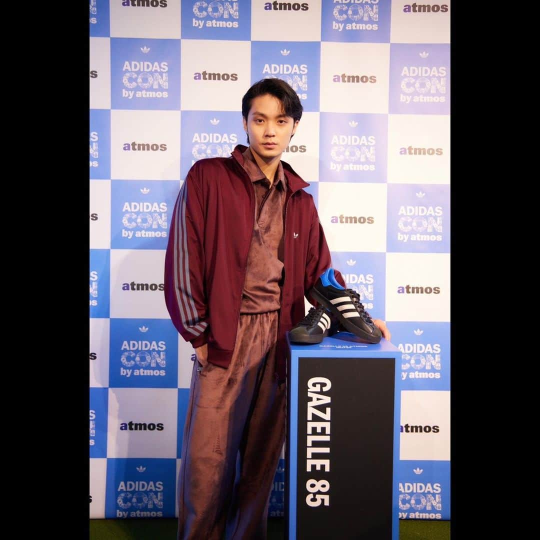 磯村勇斗さんのインスタグラム写真 - (磯村勇斗Instagram)「.  「adidas con by atmos」  10月14日(土)15日(日) Jing Harajukuにて限定開催される会場にお邪魔してきました。  ポップな雰囲気に、adidas con by atmosのスニーカーがズラリと並び、とても楽しく内覧できました。  僕が履いているGAZELLEは、履き心地が軽く、ストリートにもスポーティーにも演出できるので、使いやすくカッコいいです。  ゲームコーナーがあったり、軽食が食べられたりと、あっという間に時間が過ぎていきました。  @adidastokyo   #PR #adidasconbyatmos #adidasOriginals  #atmos  #1000Originals」10月13日 20時39分 - hayato_isomura