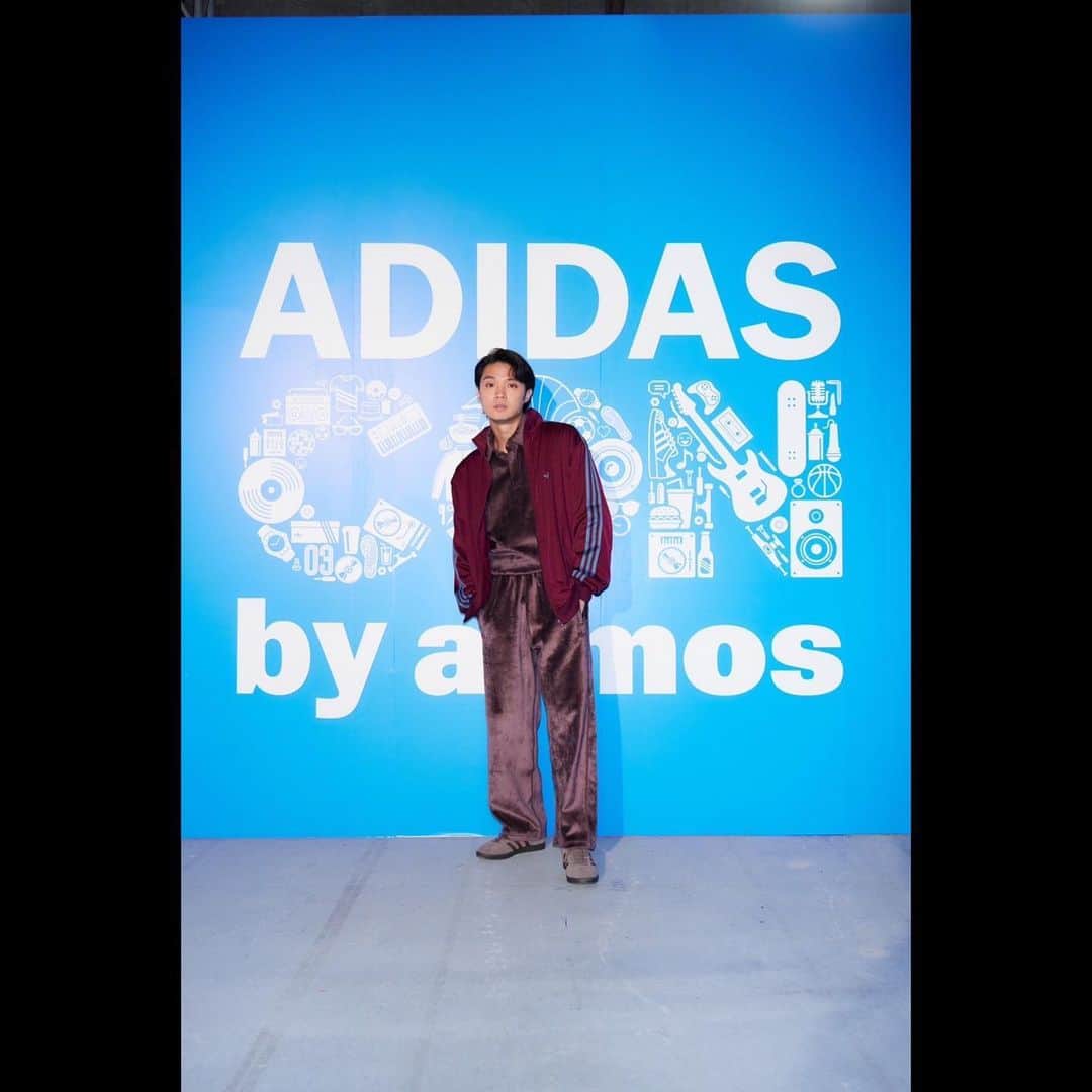 磯村勇斗のインスタグラム：「.  「adidas con by atmos」  10月14日(土)15日(日) Jing Harajukuにて限定開催される会場にお邪魔してきました。  ポップな雰囲気に、adidas con by atmosのスニーカーがズラリと並び、とても楽しく内覧できました。  僕が履いているGAZELLEは、履き心地が軽く、ストリートにもスポーティーにも演出できるので、使いやすくカッコいいです。  ゲームコーナーがあったり、軽食が食べられたりと、あっという間に時間が過ぎていきました。  @adidastokyo   #PR #adidasconbyatmos #adidasOriginals  #atmos  #1000Originals」