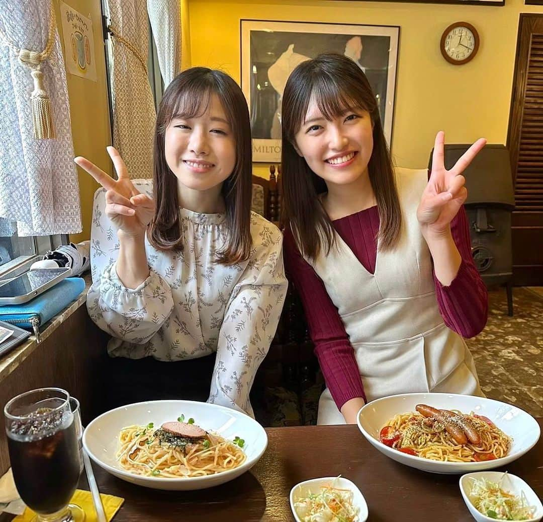 内田有香のインスタグラム：「秋田には何度か行っていますが、約半年ぶりの再会🐝♡  後輩のまいこちゃんに撮ってもらいました📷😊 電話をしていたので久しぶりな感じはなく みんな変わらずブレない優しさでした☺️♡  隣は気象予報士の浅香望さん パワーリフティングをしているのですが🏋️‍♂️ 今年は鹿児島国体4位！！  いろいろな話をして、たくさんの刺激をうけてきました👏  望さんは「X」をやっています 応援は是非こちらに📣 →@ asaka_nozomi   #アナウンサー　#気象予報士 #秋田カフェ」