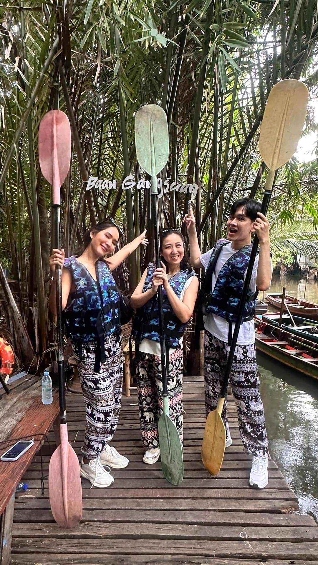 荒尾茉紀のインスタグラム：「One day trip🇹🇭  #バーンナムプン水上マーケット #ตลาดน้ำบางน้ำผึ้ง  #bangnamphueng #floatingmarket  #隠れ家カフェ #hiddenwoods #cafe」