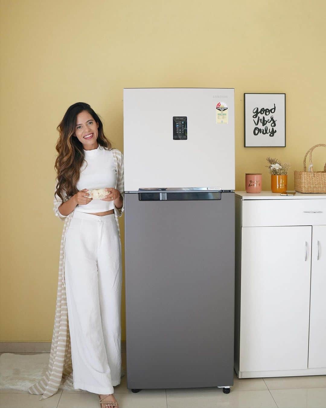 Aakriti Ranaのインスタグラム：「You know life is truly cool when you bring home the perfect refrigerator. My Bespoke Premium Cotta Steel refrigerator has everything I had been looking for. It’s got a great earthy vibe and a flexible 5-in-1 conversion mode for all my storage needs! Say a big yes to #BespokeDoubleDoor   #BESPOKEDoubleDoor #Ad #Samsung @samsungindia」