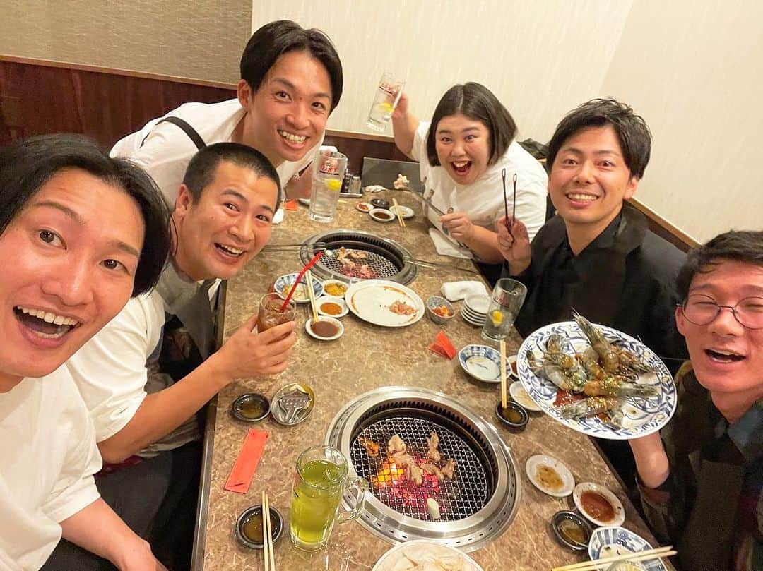 河井ゆずるのインスタグラム：「部活の合宿くらい食べて飲んだ🏀  よう笑て幸せでした。  有難い収録に参加させてもらったメンバーで🍺  12月なのでまた解禁になれば告知させて頂きます！  ここには来れなかったのですが、藤崎マーケット、ニューヨーク、ダブルアートタグ、紅しょうが稲田も収録に居ました。  #僕にはクズの一面をあまり見せない頼りになるナイスガイ山添 #実の弟より弟きょん #いけすかん感じがまるで自分を見てるかのよう西村 #収録には居なかったが後輩の方からご飯を誘ってくれた細天才堂前 #途中お肉が来る前に間違えてトングを焼きかけてた女海賊」