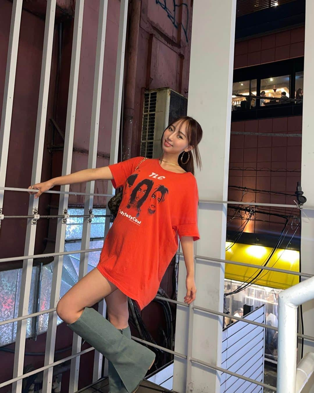 川谷花音さんのインスタグラム写真 - (川谷花音Instagram)「10年前に買った赤のTLCのTシャツ  当時の私は11歳かな〜  最近断捨離をしてたらクローゼットから出てきたの  11歳の私はまだブカブカで  今更、着ちゃう❤️  今の私もTLCが好き  季節も巡り、時代も巡る  そして感情も巡ると思います☺️  #tlc #japanese #japan #japanesegirl #大学生 #女子大生 #保育学生 #今日のコーデ」10月13日 20時40分 - kanon_kawatani_