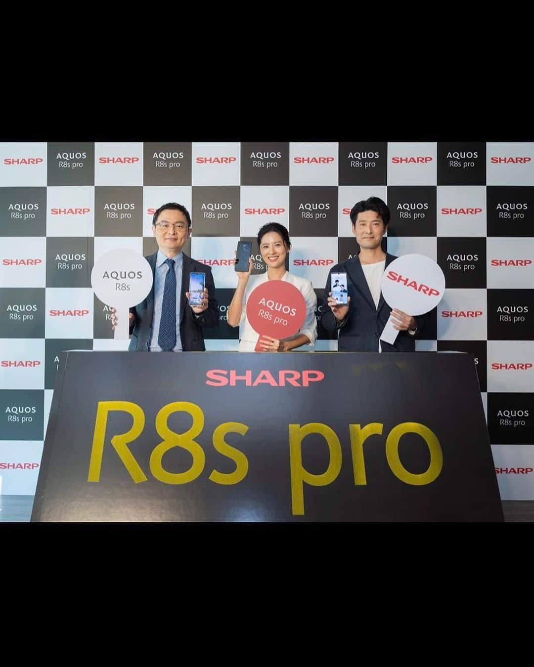 Allison Linさんのインスタグラム写真 - (Allison LinInstagram)「很榮幸能夠以夏普AQUOS R8s pro產品大使的新身份在記者會上與各位見面，並且在當天以展覽的方式展示了我用R8s拍攝的作品。  一如各位所知，我是一個低調的器材控，拍戲以外的時間，很多時候都在研究各式各樣的器材。  這麼多年下來四處購買器材，最後有一個心得：下手之前，理解自己的要求，做好規格的功課，在能力範圍內，做一次盡全力的選擇（預算方面也是）。  畢竟器材設備有如茫茫大海，即使有經費買下全部，也沒有時間把它們每一個都好好的使用一遍。  在資訊與選擇都過量的年代，挑剔是一種本事，我相信夏普AQUOS R8s pro，可以通過你們的審視。  #SHARP #AQUOSR8spro #我挑剔pro真本事 #Sharpmobiletaiwan」10月13日 20時41分 - fotoallison