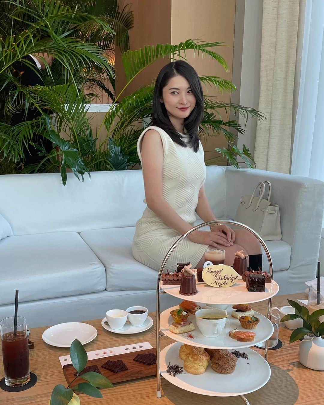 繭さんのインスタグラム写真 - (繭Instagram)「ㅤㅤㅤㅤㅤㅤ  @toranomonedition Lobby Bar Minimal Chocolate Afternoon Tea🍫  今年も妹ちゃんにお祝いしてもらいました☺️💚 毎年素敵なプレゼントをくれるので、 年々宝物が増えていきます🕊️  アフタヌーンティーも美味しかった🤤 チョコレート好きにはたまりませんでした❤️  #虎ノ門 #虎ノ門エディション #toranomonedition #lobbybar #afternoontea #MinimalChocolate #アフタヌーンティー #followme #followmejp #followjp」10月13日 20時41分 - mayumayu1008