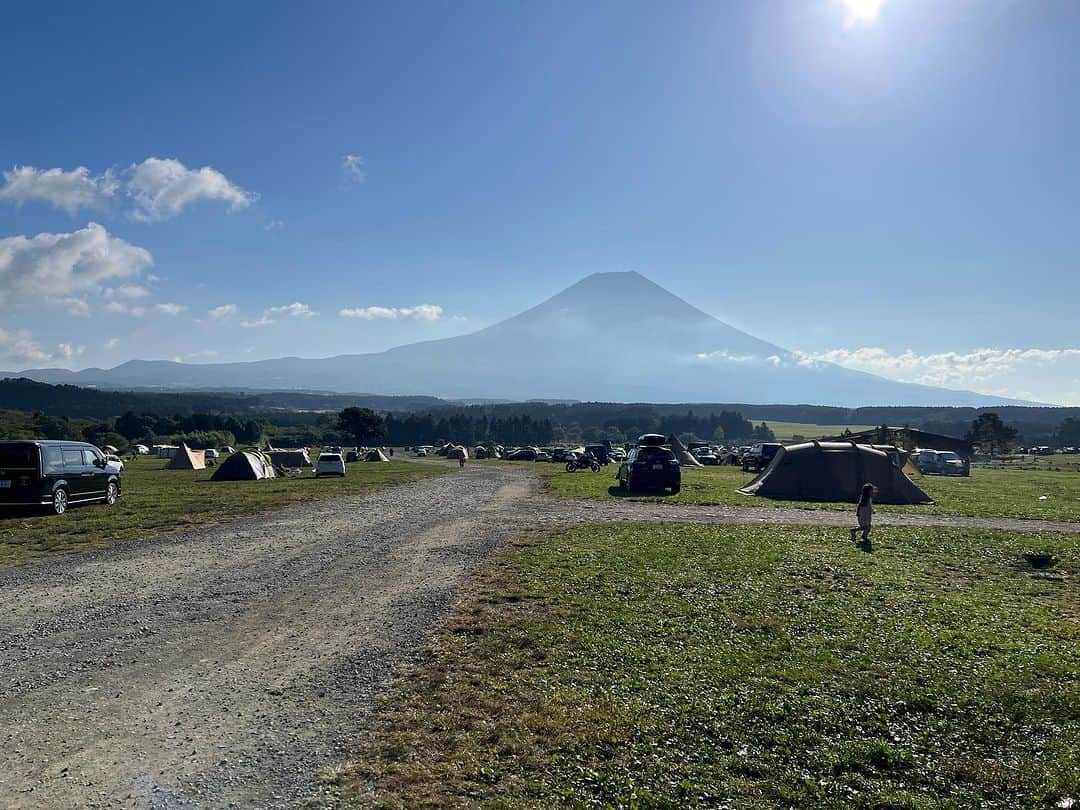 小林優介さんのインスタグラム写真 - (小林優介Instagram)「毎月恒例グルキャン！久しぶりに訪れたふもとっぱら、やはり聖地だな〜と感じるこの富士山までの抜け感とビュー。唯一無二の絶景。平日なのにすんごいいっぱいキャンパーいた。15人くらいで一回行ってみたいねー。」10月13日 20時42分 - yashikobanny