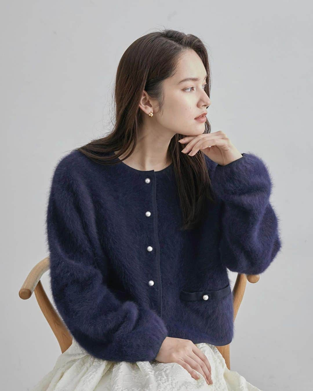 ロペさんのインスタグラム写真 - (ロペInstagram)「【KNIT COLLECTION 2023 WINTER】 ⁡ ROPÉ(ロペ)では2023年冬の主役ニットが揃います。 ⁡ 定番シンプルベーシックで使いたいニットから、 毛足の長い主役ニットまで豊富にラインアップ。 冬が待ち遠しくなる、お気に入りの1枚を見つけて。 ⁡ ▶ITEM ⁡ #GGK33100 フォックスカシミヤクルーネックカーディガン ¥33,000 (税込) ⁡ J'aDoRe JUN ONLINEでご購入いただけます。 ⁡ ⁡ ⁡ @rope_jp @jadorejunonline  #ニット #セーター #カーディガン #パールボタン  #冬コーデ #冬カラー #ロペ #ROPÉ #ropejp」10月13日 20時44分 - rope_jp