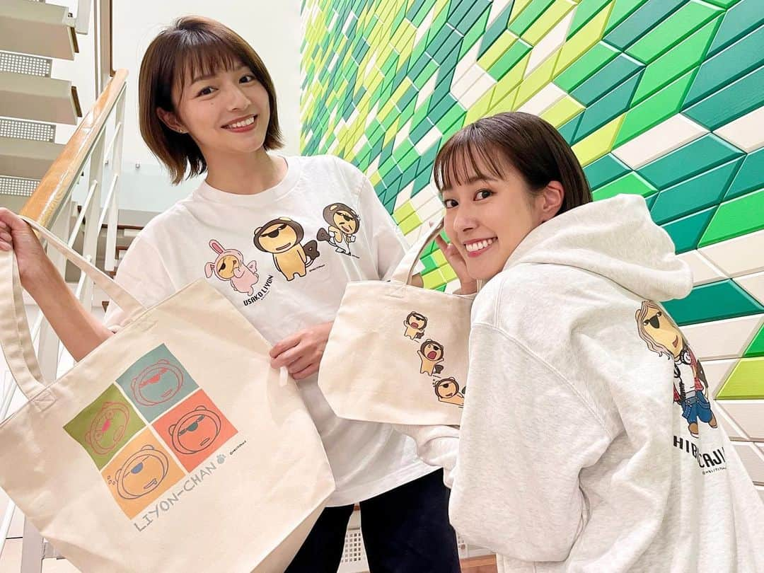 清水麻椰のインスタグラム：「ユニクロ✖️らいよんチャン コラボグッズ販売中🦁🤍  前回好評につき MBS公式キャラクター #らいよんチャン と #UNIQLO のコラボ企画第二弾✌️✨  今回は好きなデザインを選んで、 自分だけのオリジナルグッズが作れちゃいます！ トートバッグ、ハンドバッグもありますよ〜🛍  詳しくは #よんチャンTV のHP または ユニクロ #UTme で検索！」