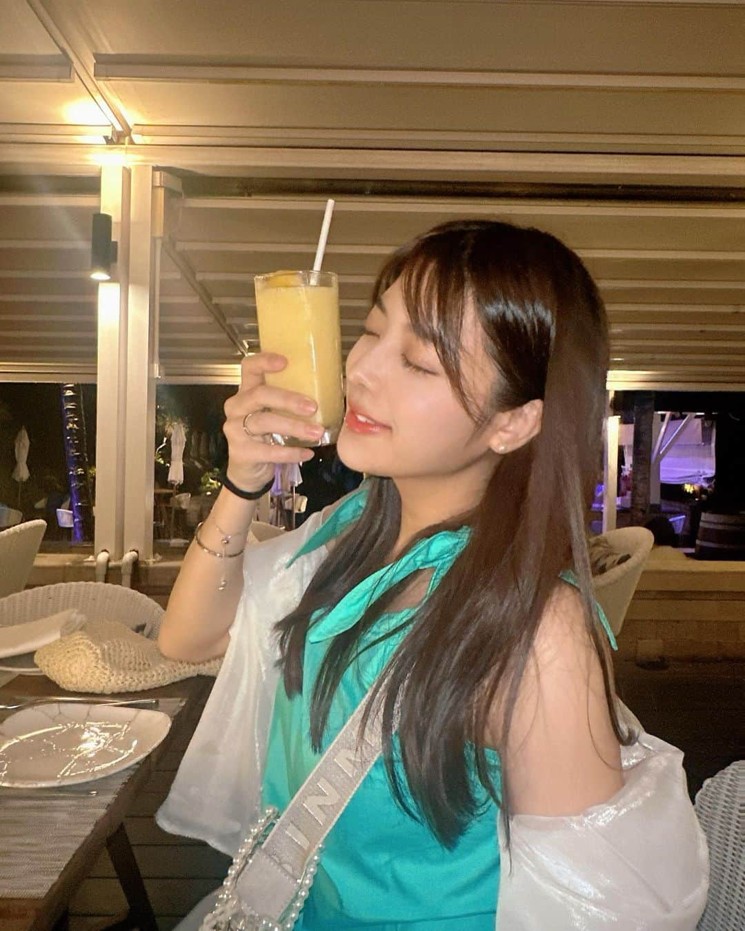 蒼木るいのインスタグラム：「Phuket🥭🍹  タイの写真撮り溜めがまだまだたくさんある🥺  プチプラコーデ紹介⬇️  onepiece:SHEIN  shirts:SHEIN bag:robinmay   #phuket #プーケット #タイ旅行 #shein #sheingals #sheinコーデ」