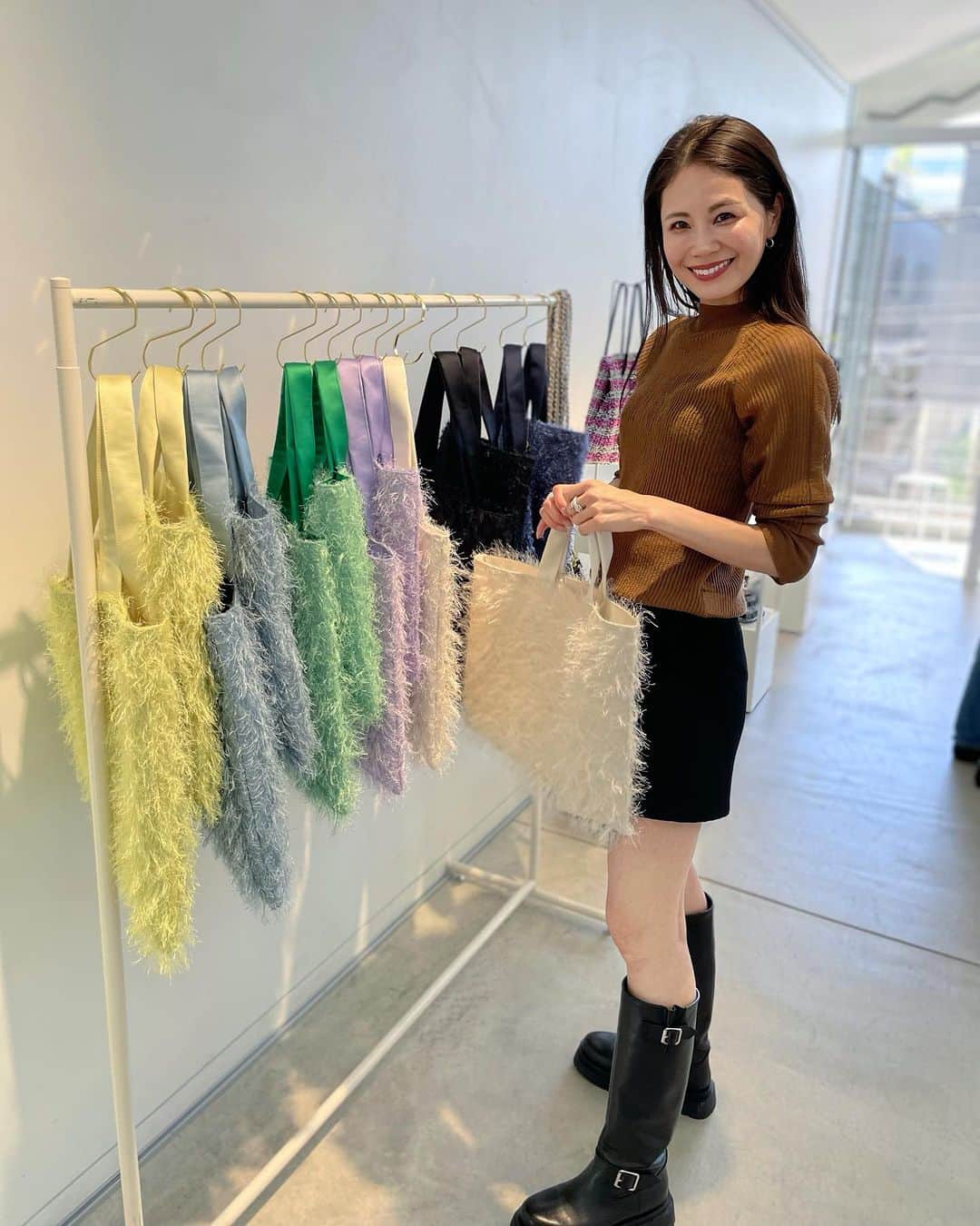 のインスタグラム：「''Charmant Sac'' ・ ・ ・  一目惚れした 真っ白フリンジのサブバッグを買ってきた♥︎  私は自分用ですが笑 小さなお子さんがいるママさんは お稽古バッグにも可愛いと思ったよー☺︎  フルラインナップが見れて どれも素敵だった♥︎  ・ ・ ・ @charmant_sac  @kazusa_matsuki  ♥︎ ・ #charmantsac」