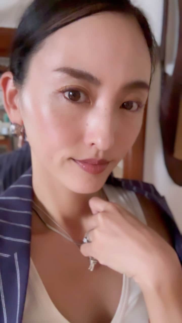 尾形沙耶香のインスタグラム：「難しいけど楽しい。 今だからこそ着られる、季節の変わり目コーデ🍂  #outfitideas  #秋コーデ」