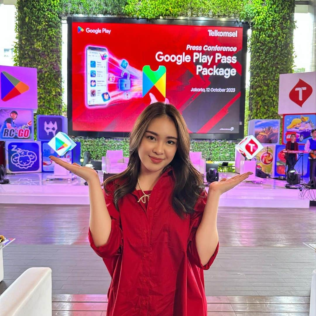 アニンディタ・ラーマ・チャヒャディのインスタグラム：「full senyum sayang~  Senyummm, karena hari ini Telkomsel launching Paket Google Play Pass! Paket pertama di Asia Tenggara yang bikin kamu bisa nikmatin bebas akses tanpa iklan ke ribuan games atau aplikasi berbayar di Google Play Store! Mulai dari photo editor sampe games kesayangan kamu bisa diakses tanpa iklan!!   Selain itu kamu bisa dapat kuota 2GB juga. #JadiMakinPuas pakenya! Aktifin paketnya sekarang di aplikasi MyTelkomsel atau bisa lewat link tsel.id/paketgoogleplaypass ya! Cek info lengkapnya di @telkomsel atau http://tsel.id/googleplaypass ya」