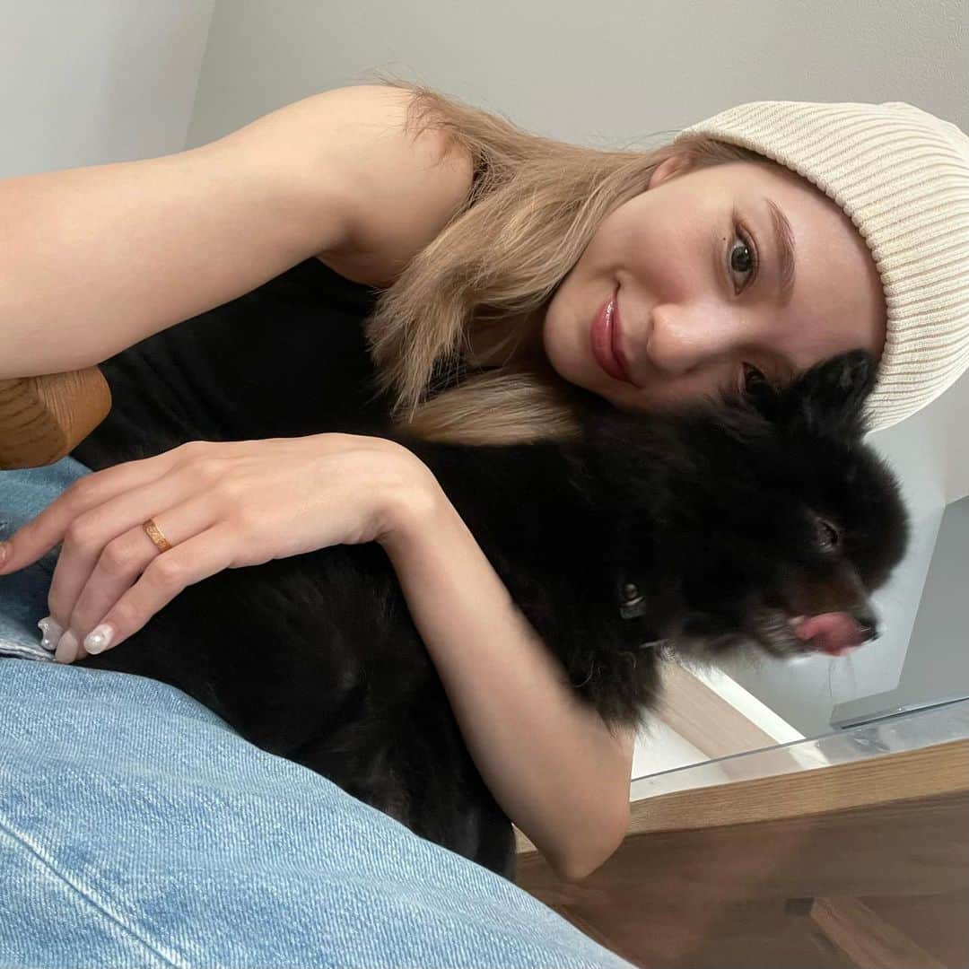 松尾 瞳のインスタグラム：「モッチャントナカヨシ🐻🖤  #道端家のもっちゃん」