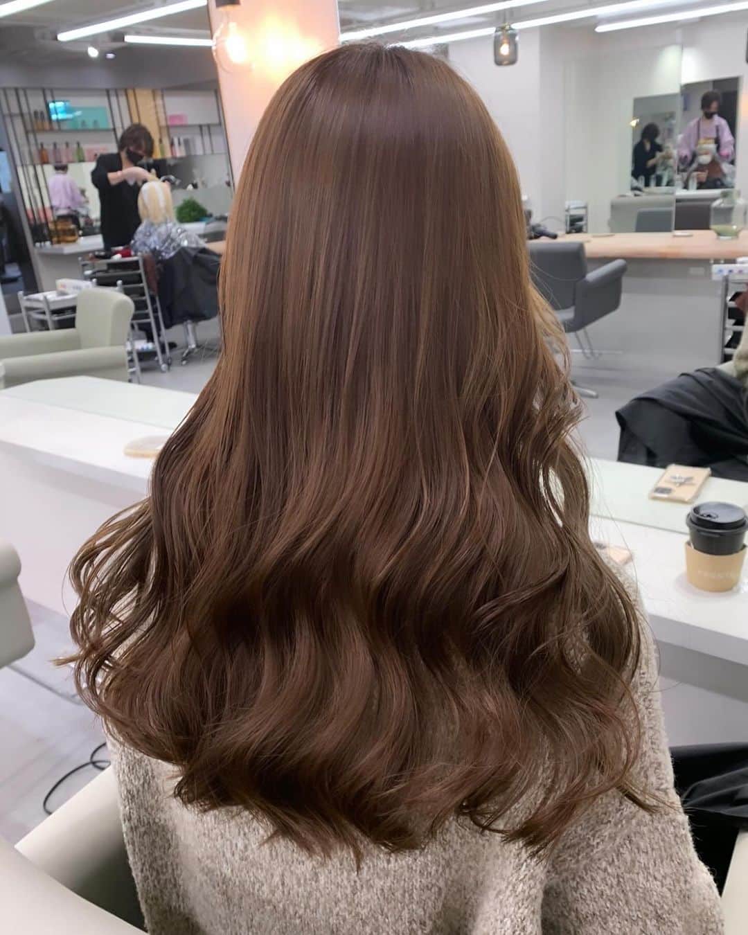Beleza_official_instagramのインスタグラム：「𝒄𝒐𝒄𝒐𝒂 𝒃𝒆𝒊𝒈𝒆 × 𝒍𝒂𝒚𝒆𝒓𝒅 𝒄𝒖𝒕🤎　 今期のtrend hair♡ 艶感がマスト✔️  お肌がきれいに盛れるhair colorに、 レイヤー をたっぷりいれて ストレートでもワンカールでも上質盛れ🖤  ✔️【emi指名限定】カット+高級ケアカラー+内部補修トリートメント  より透明感を出したい方は ✔️【emi指名限定】Wケアカラー+内部補修トリートメント  . ハイダメージのリスクがある無理なブリーチをしなくても、透明感、色味をしっかり出せます♡  ※お客さま一人一人の髪質や今までのカラーの履歴などによって、一度のご来店でできる明るさ、透明感の度合いは変わってきます。  ご予約はプロフィールに記載のURLホットペッパーから 初回は髪の履歴や状態によりお時間が長くかかる可能性がありますのでハイブリーチメニューでのご予約がオススメです❕  ブリーチはだれを任せるかで仕上がりも、今後の髪の状態もとっても差がでる技術です ハイクオリティなヘア是非お任せください🎀  来店時にケアの方法もたっぷり お伝えします♡ ダメージレスでムラのない艶ハイトーン一緒に育てていきましょう🌙💫  #ヘアカラートレンド#ブリーチカラー#ブロンド#ハイトーンピンク#ピンクカラー#ハイトーンミルクティー#グレージュカラー#ミルクティーカラー#ピンクミルクティー#ミルクティーベージュ#ブロンドヘアー#ブロンドカラー#ハイトーンボブ#ピンクベージュ#ピンクブロンド#ホワイトベージュ#抜きっぱなし#抜きっぱなしブロンド #ミルクティーブロンド #emi_special#カシスカラー #チェリーピンク #レッドカラー #ワインレッド #顔まわりカット #顔まわりレイヤー #フェイスレイヤー#ブルーブラック#暗髪ロング」