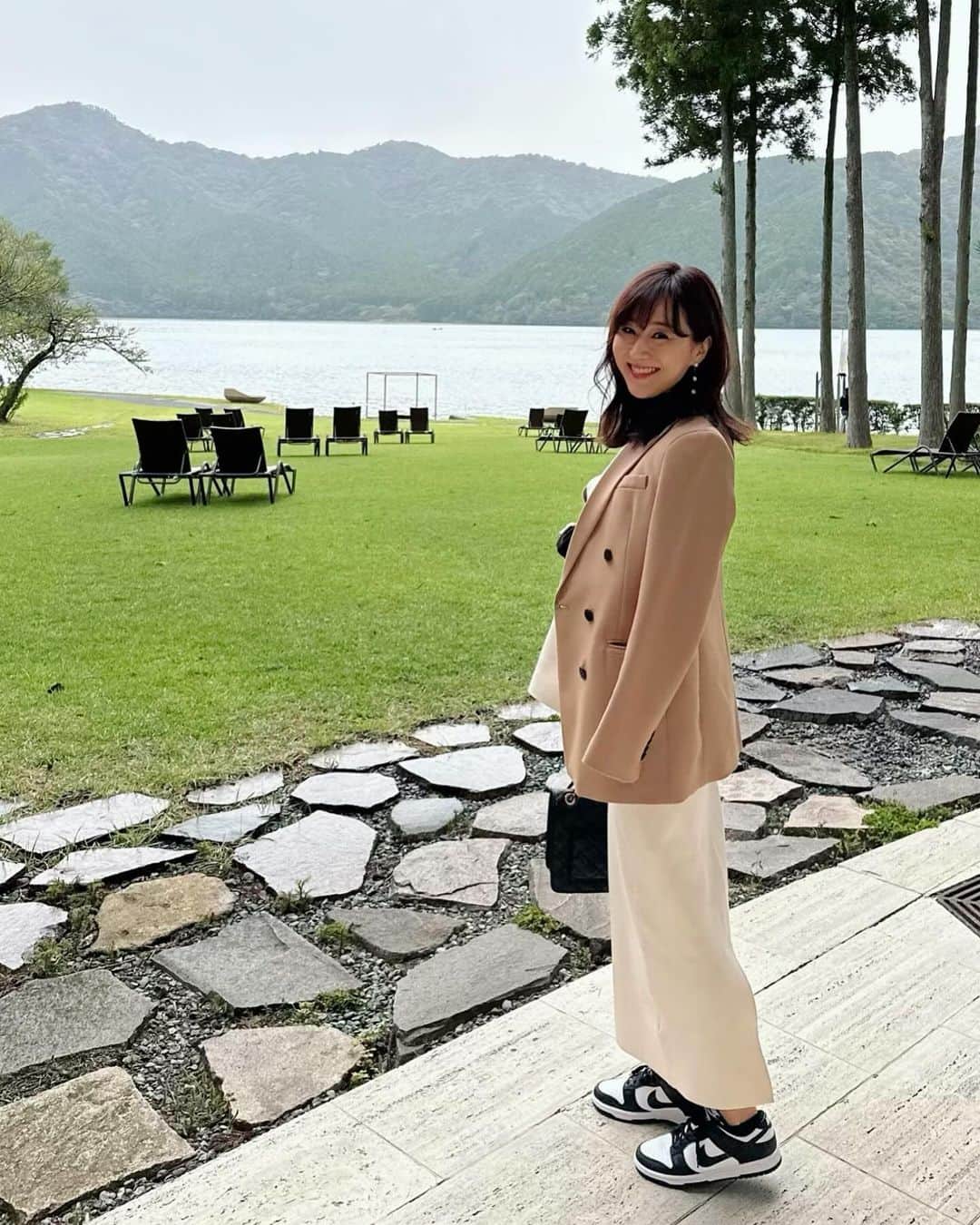 村上麻衣のインスタグラム：「せっかくの箱根ですが 雨で映えない、 芦ノ湖☔️  でも雨降る中での温泉は なかなか気持ちよかったです♨️  足元パンダ🐼、愛用してます！ sneakers #nike   . . .  連休だったから週末が来るのが早い体感ですね💨 日曜は雨で気温がぐっと下がるのかな？ 体調管理に気をつけてないとですね☺️  #芦ノ湖#箱根 #今日のコーデ #今日のファッション #スニーカーコーデ #スニーカー女子 #スニーカー」
